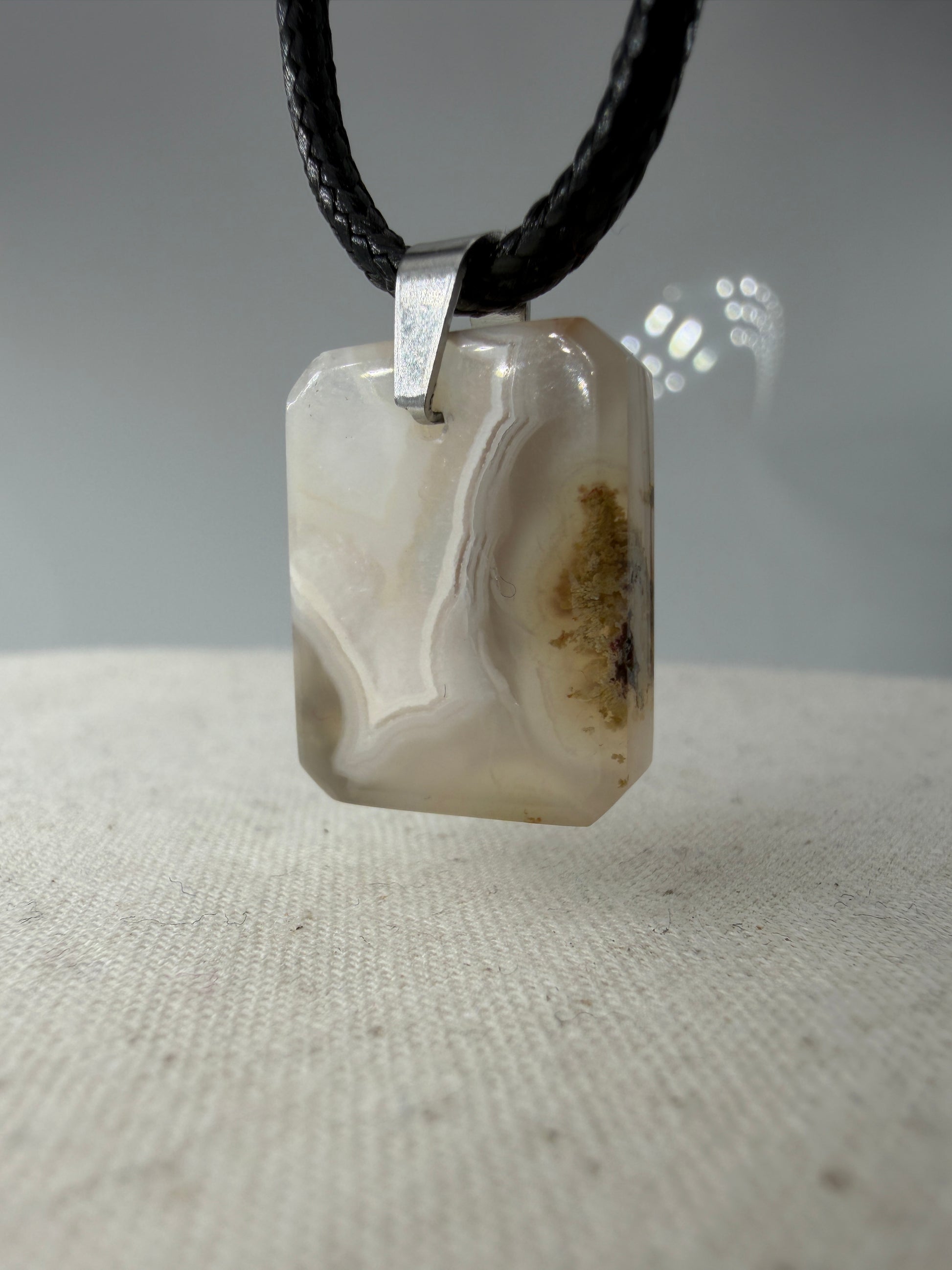 Moosachat Anhänger SK24 – dendritische Einschlüsse in transluzenter Chalcedon-Grundmasse, Edelstahlclip, Herkunft Indonesien