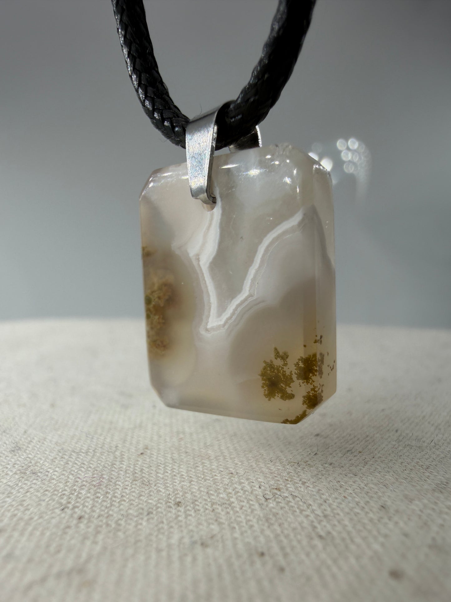 Moosachat Anhänger SK24 – dendritische Einschlüsse in transluzenter Chalcedon-Grundmasse, Edelstahlclip, Herkunft Indonesien