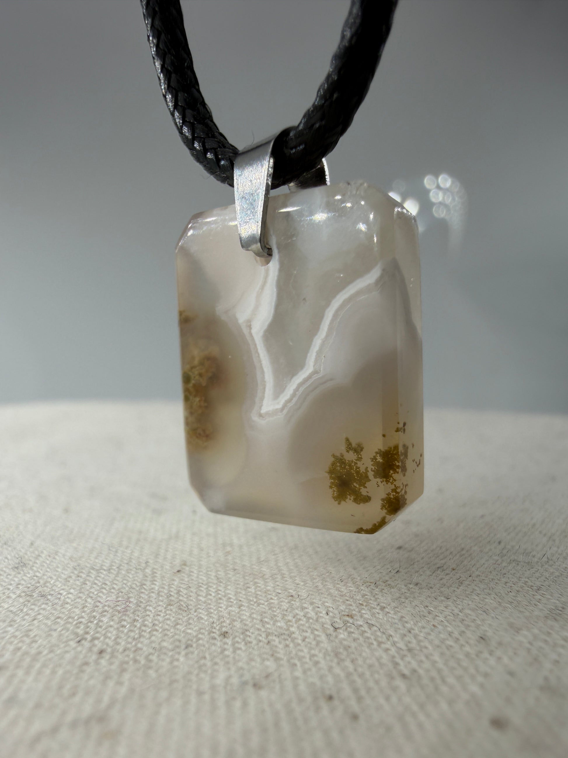 Moosachat Anhänger SK24 – dendritische Einschlüsse in transluzenter Chalcedon-Grundmasse, Edelstahlclip, Herkunft Indonesien