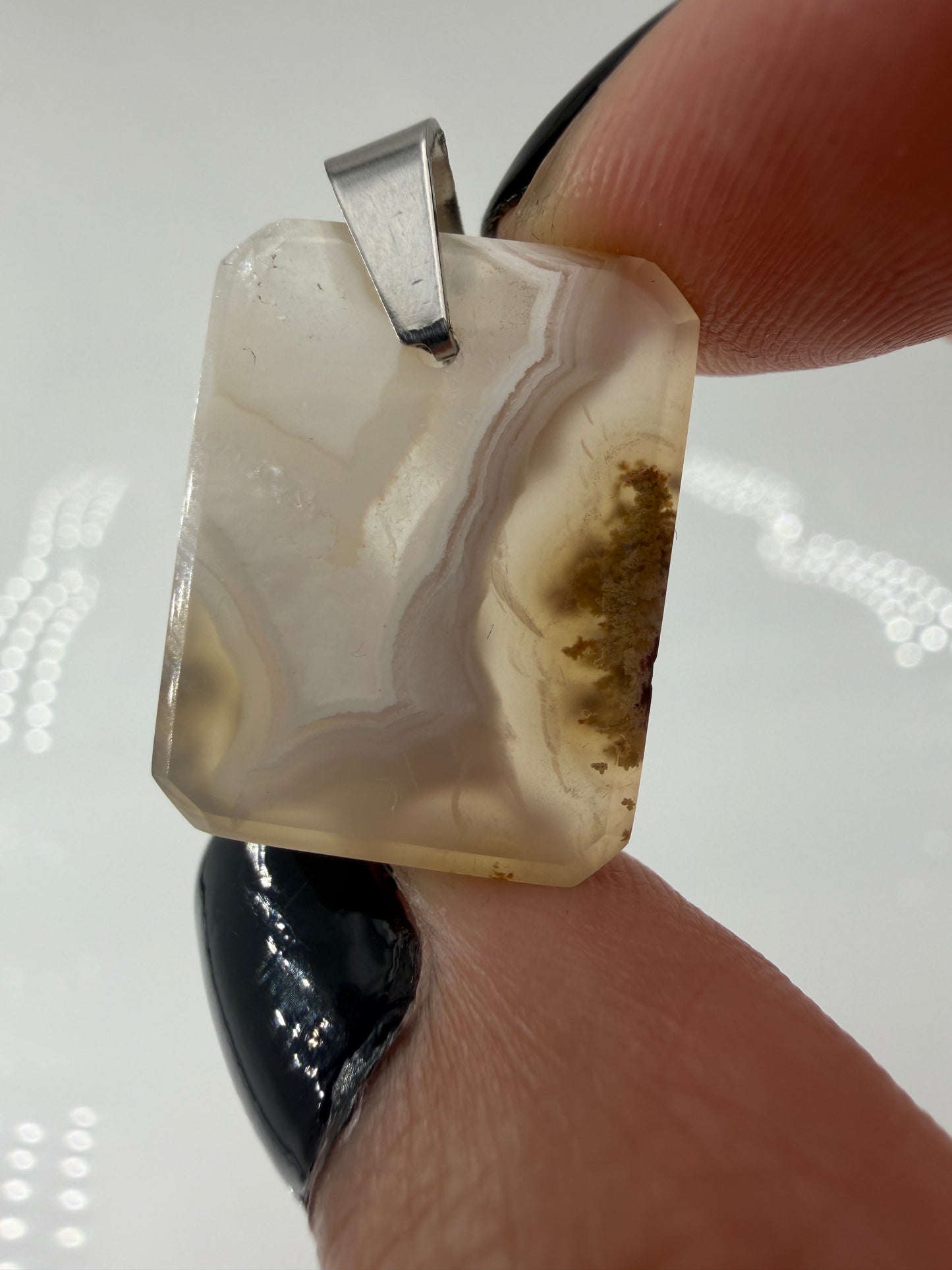Moosachat Anhänger SK24 – dendritische Einschlüsse in transluzenter Chalcedon-Grundmasse, Edelstahlclip, Herkunft Indonesien
