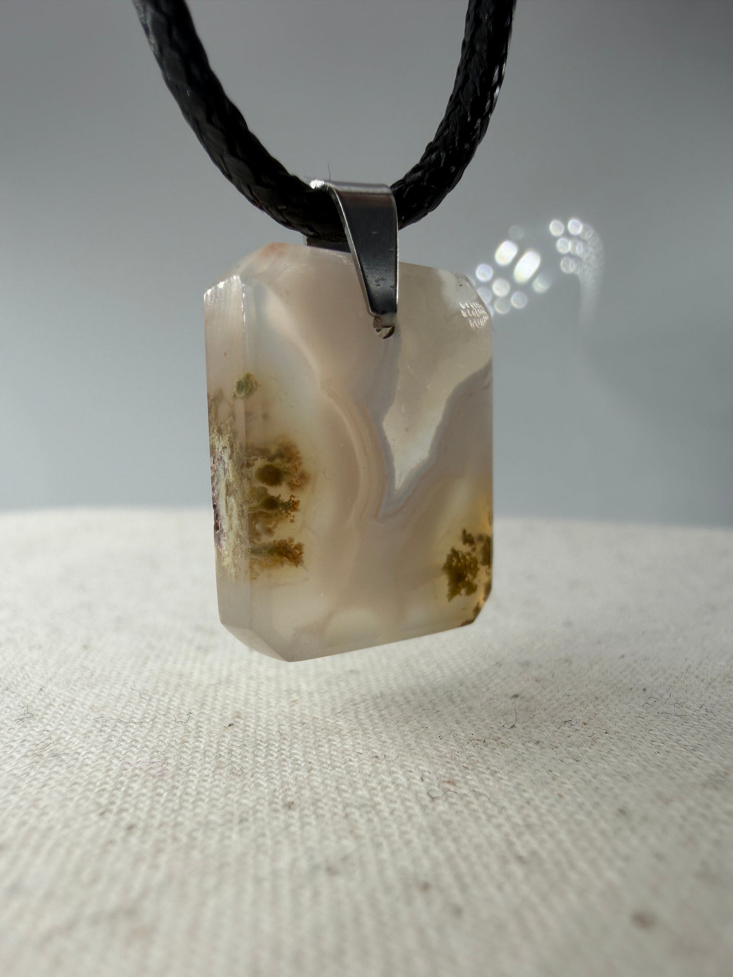 Moosachat Anhänger SK24 – dendritische Einschlüsse in transluzenter Chalcedon-Grundmasse, Edelstahlclip, Herkunft Indonesien
