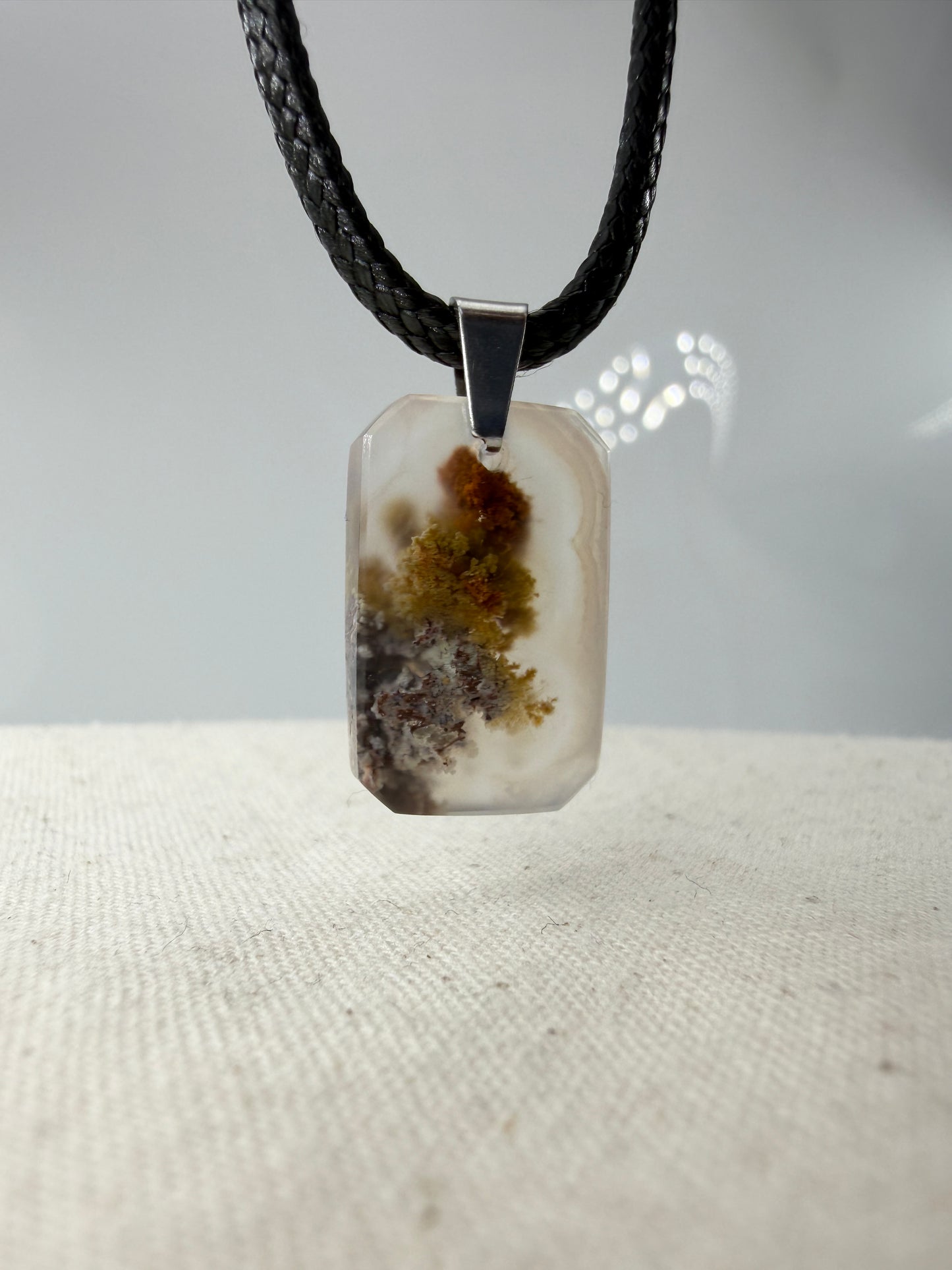 Moosachat Anhänger SM17 – dendritische Einschlüsse in transluzenter Chalcedon-Grundmasse, Edelstahlclip, Herkunft Indonesien