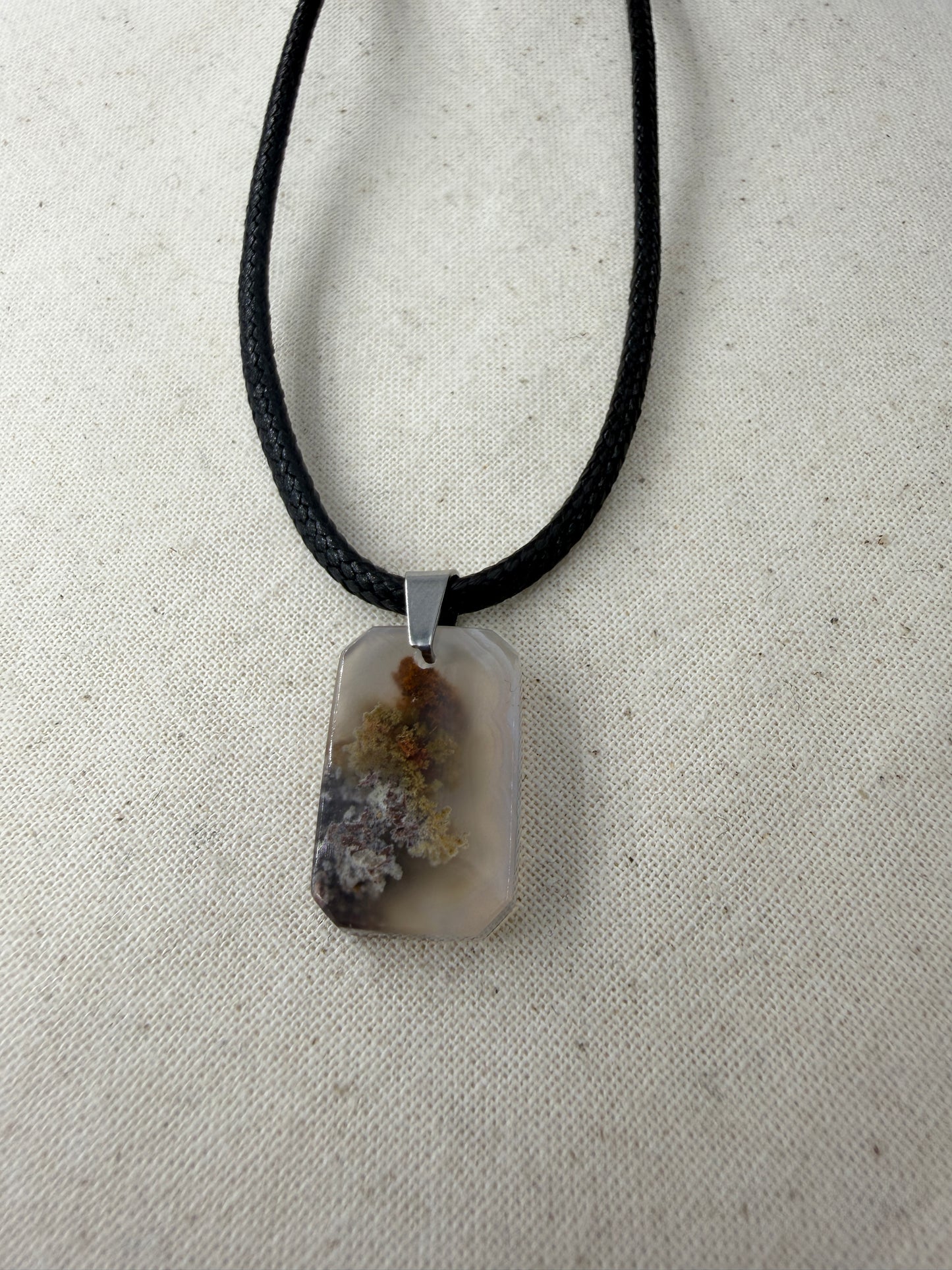 Moosachat Anhänger SM17 – dendritische Einschlüsse in transluzenter Chalcedon-Grundmasse, Edelstahlclip, Herkunft Indonesien