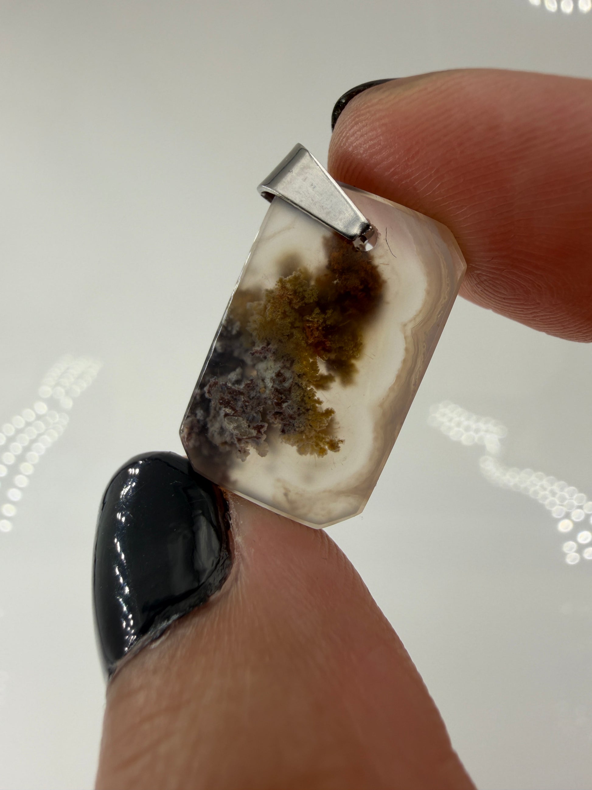Moosachat Anhänger SM17 – dendritische Einschlüsse in transluzenter Chalcedon-Grundmasse, Edelstahlclip, Herkunft Indonesien