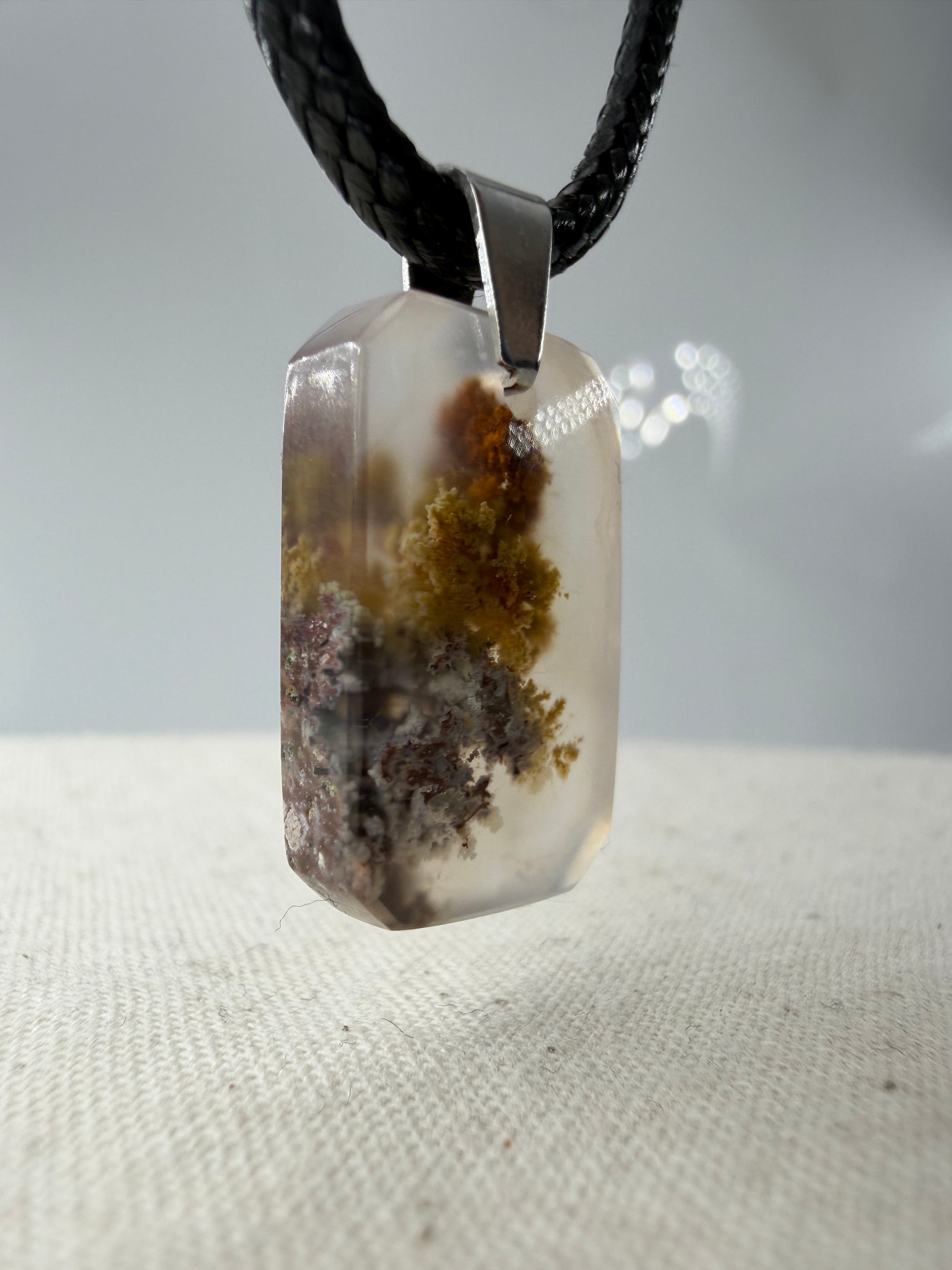 Moosachat Anhänger SM17 – dendritische Einschlüsse in transluzenter Chalcedon-Grundmasse, Edelstahlclip, Herkunft Indonesien