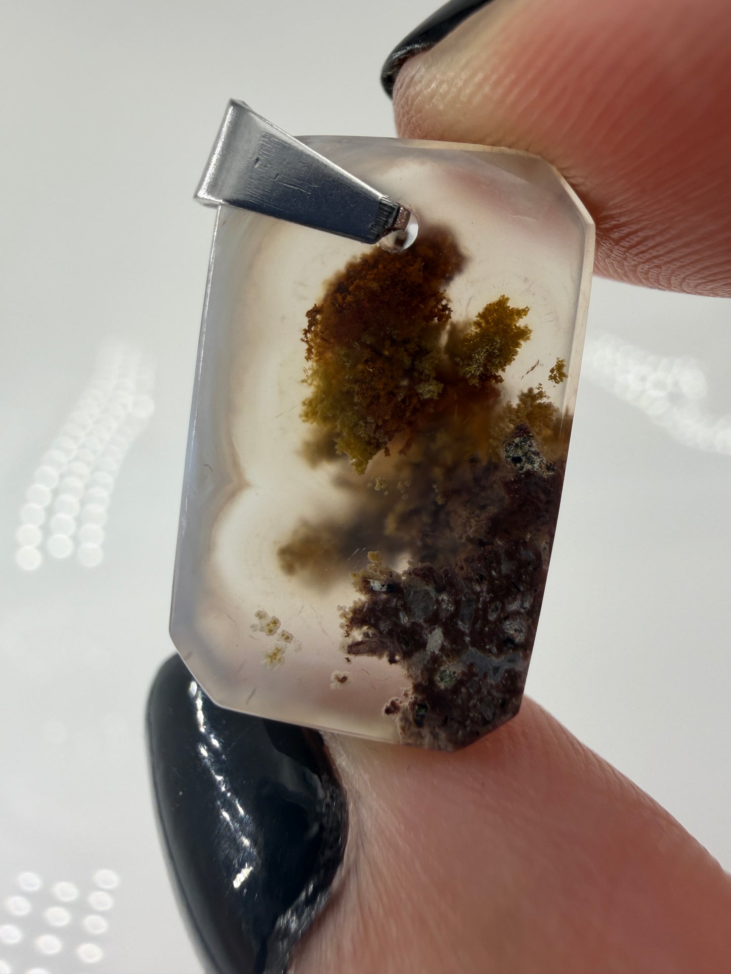Moosachat Anhänger SM17 – dendritische Einschlüsse in transluzenter Chalcedon-Grundmasse, Edelstahlclip, Herkunft Indonesien