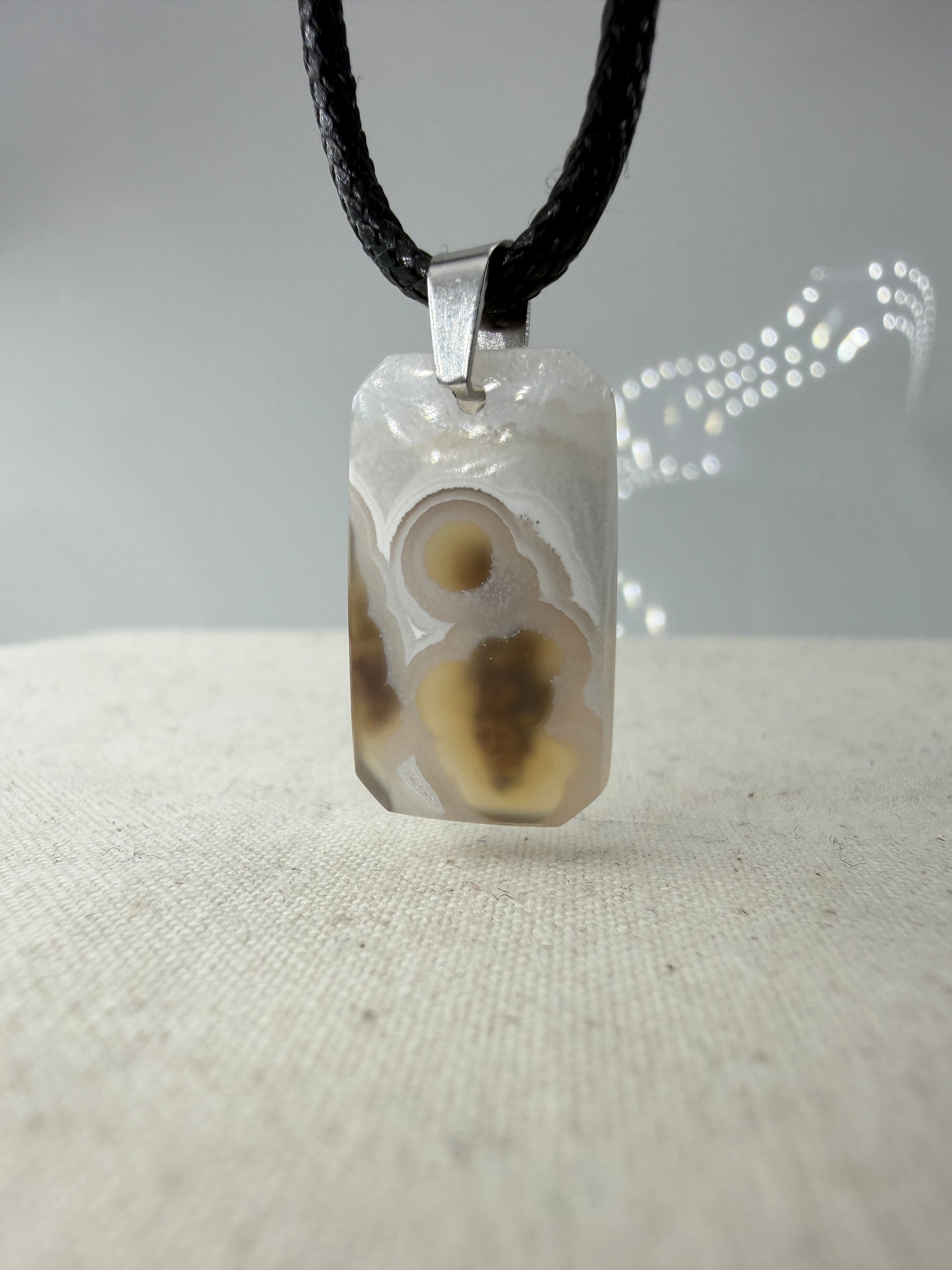 Moosachat Anhänger SM24 – dendritische Einschlüsse in transluzenter Chalcedon-Grundmasse, Edelstahlclip, Herkunft Indonesien