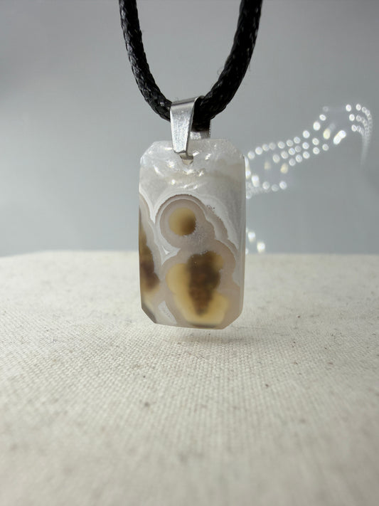 Moosachat Anhänger SM24 – dendritische Einschlüsse in transluzenter Chalcedon-Grundmasse, Edelstahlclip, Herkunft Indonesien