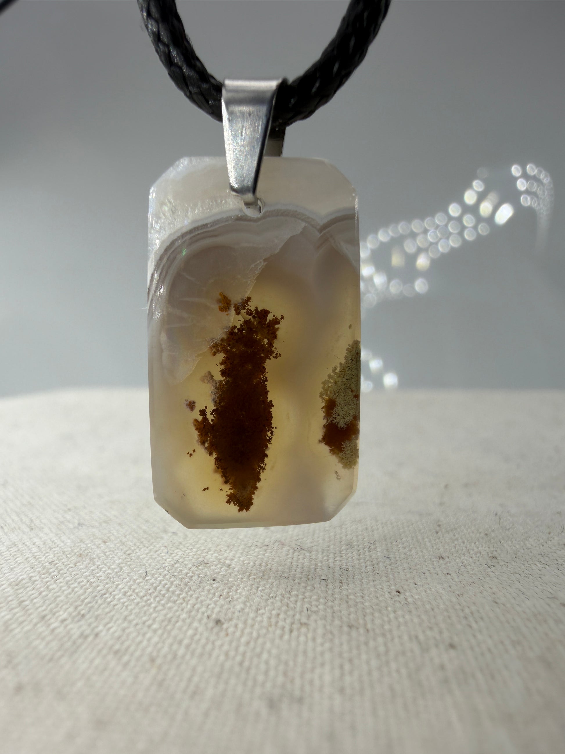 Moosachat Anhänger SM24 – dendritische Einschlüsse in transluzenter Chalcedon-Grundmasse, Edelstahlclip, Herkunft Indonesien