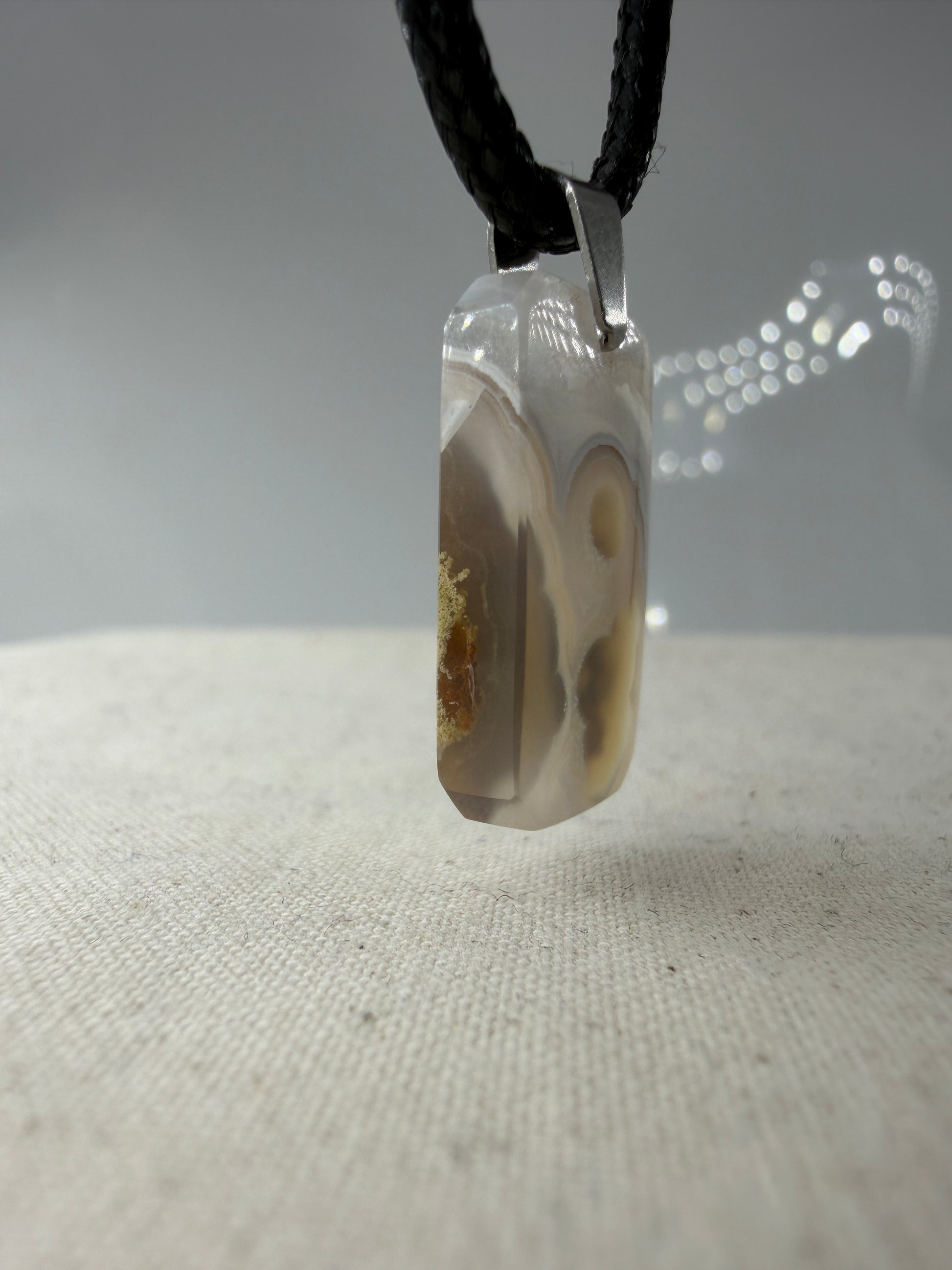 Moosachat Anhänger SM24 – dendritische Einschlüsse in transluzenter Chalcedon-Grundmasse, Edelstahlclip, Herkunft Indonesien