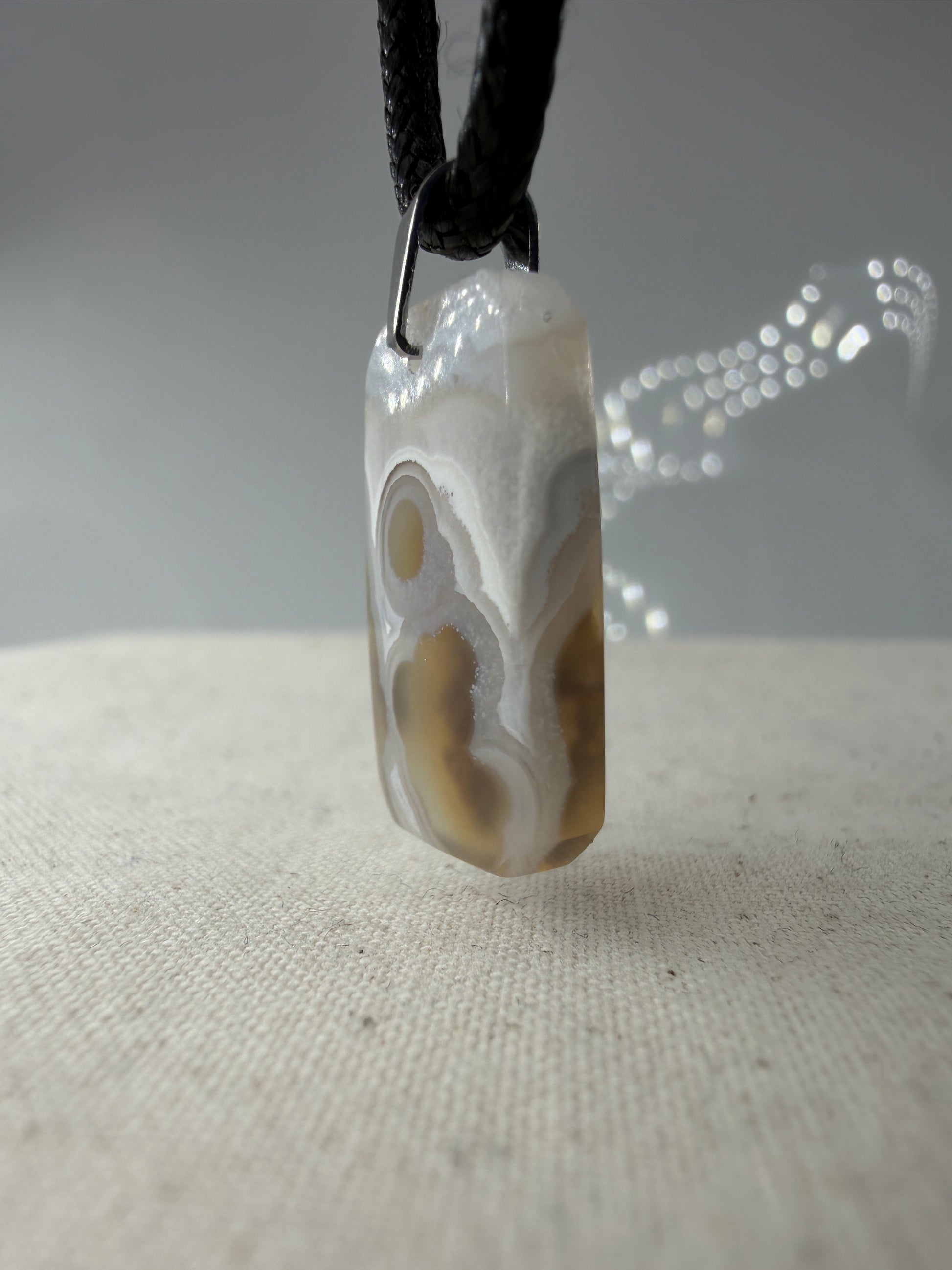 Moosachat Anhänger SM24 – dendritische Einschlüsse in transluzenter Chalcedon-Grundmasse, Edelstahlclip, Herkunft Indonesien