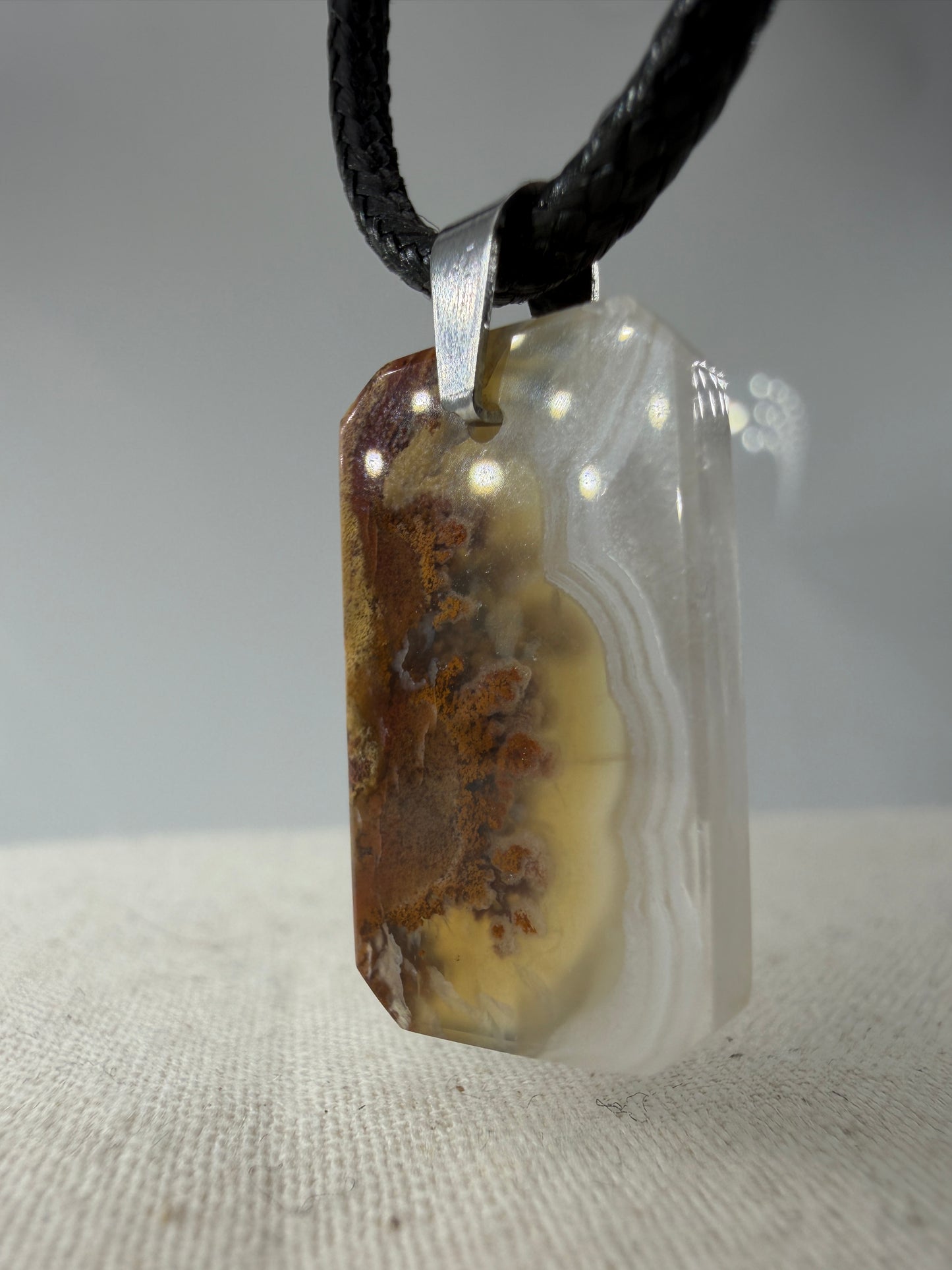 Moosachat Anhänger SM29 – Detailaufnahme mit dendritischen Einschlüssen und durchgehender Achatbänderung in Beige- und Brauntönen, Edelstahlclip

