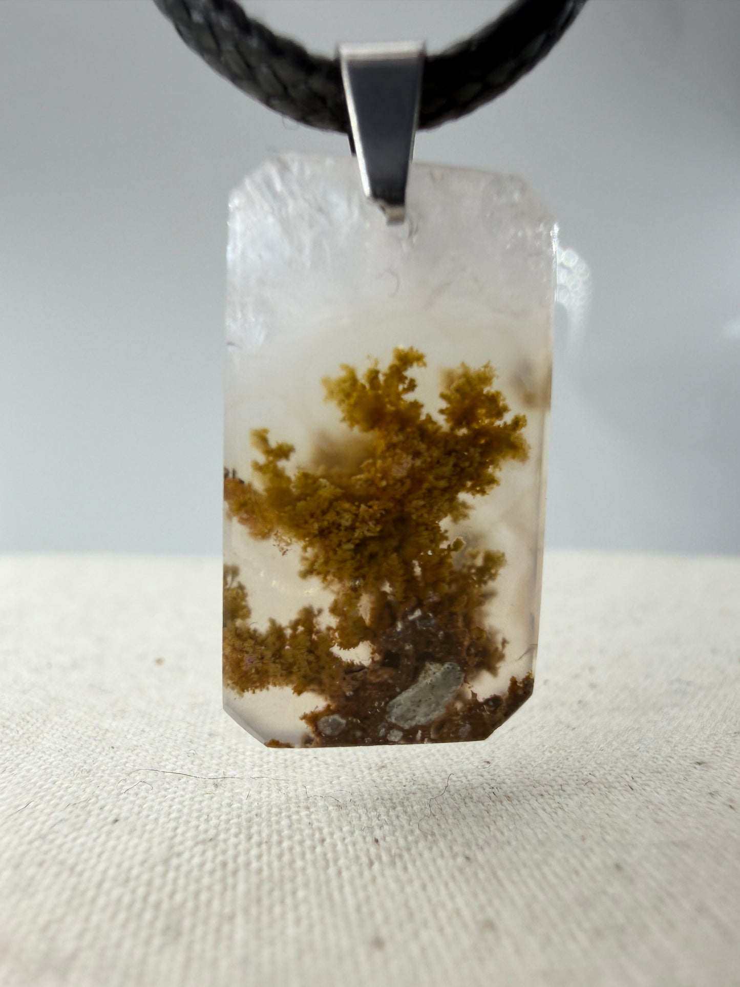 Moosachat Anhänger SN24 – olivbraune dendritische Einschlüsse in transluzenter Chalcedon-Grundmasse, Edelstahlclip