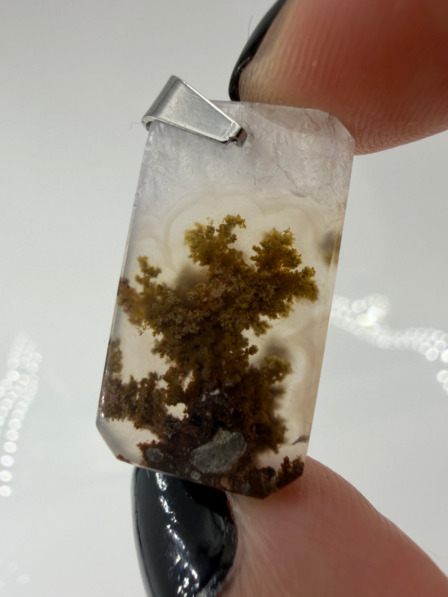 Moosachat Anhänger SN24 – olivbraune dendritische Einschlüsse in transluzenter Chalcedon-Grundmasse, Edelstahlclip