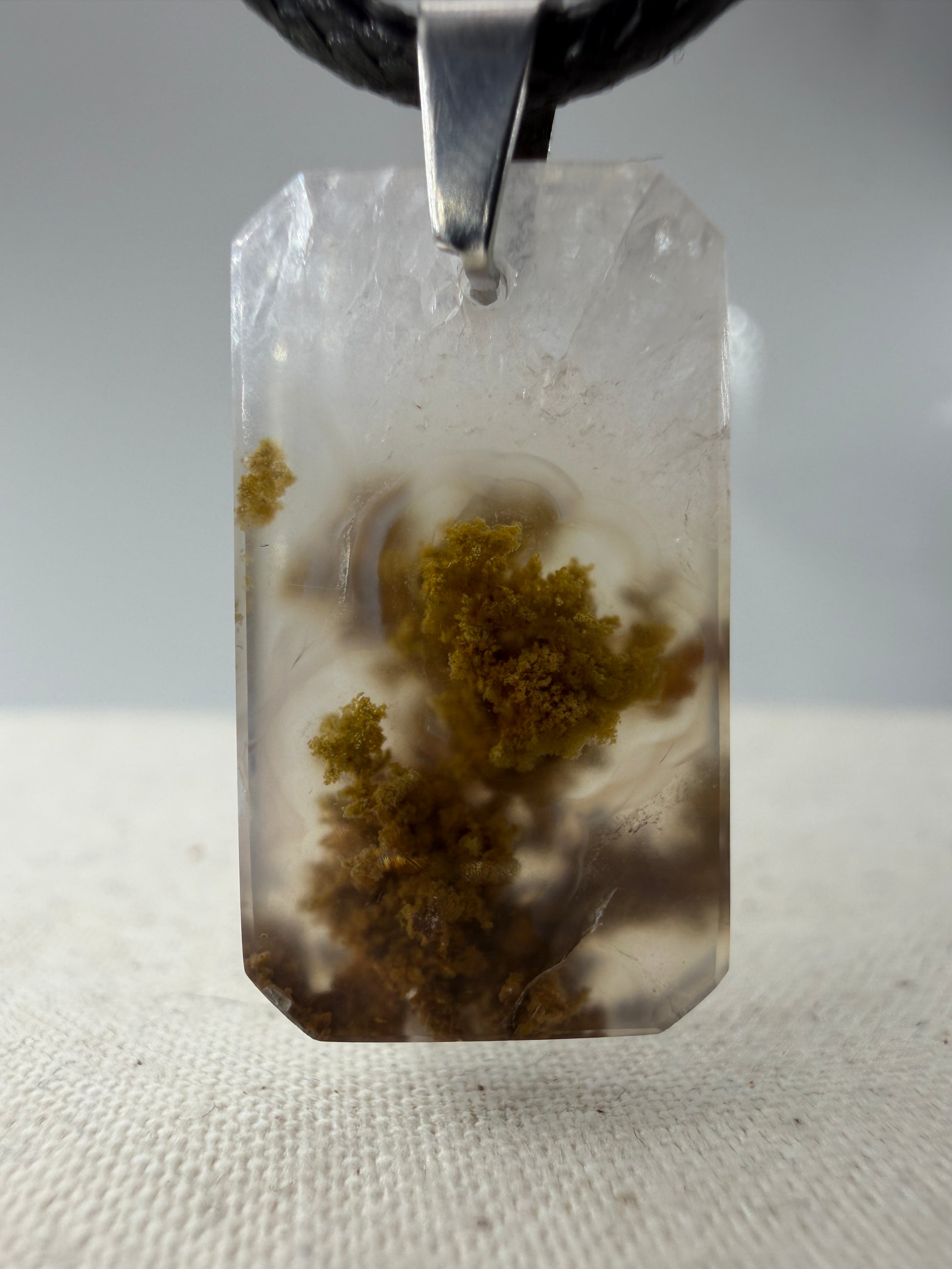 Moosachat Anhänger SN24 – olivbraune dendritische Einschlüsse in transluzenter Chalcedon-Grundmasse, Edelstahlclip