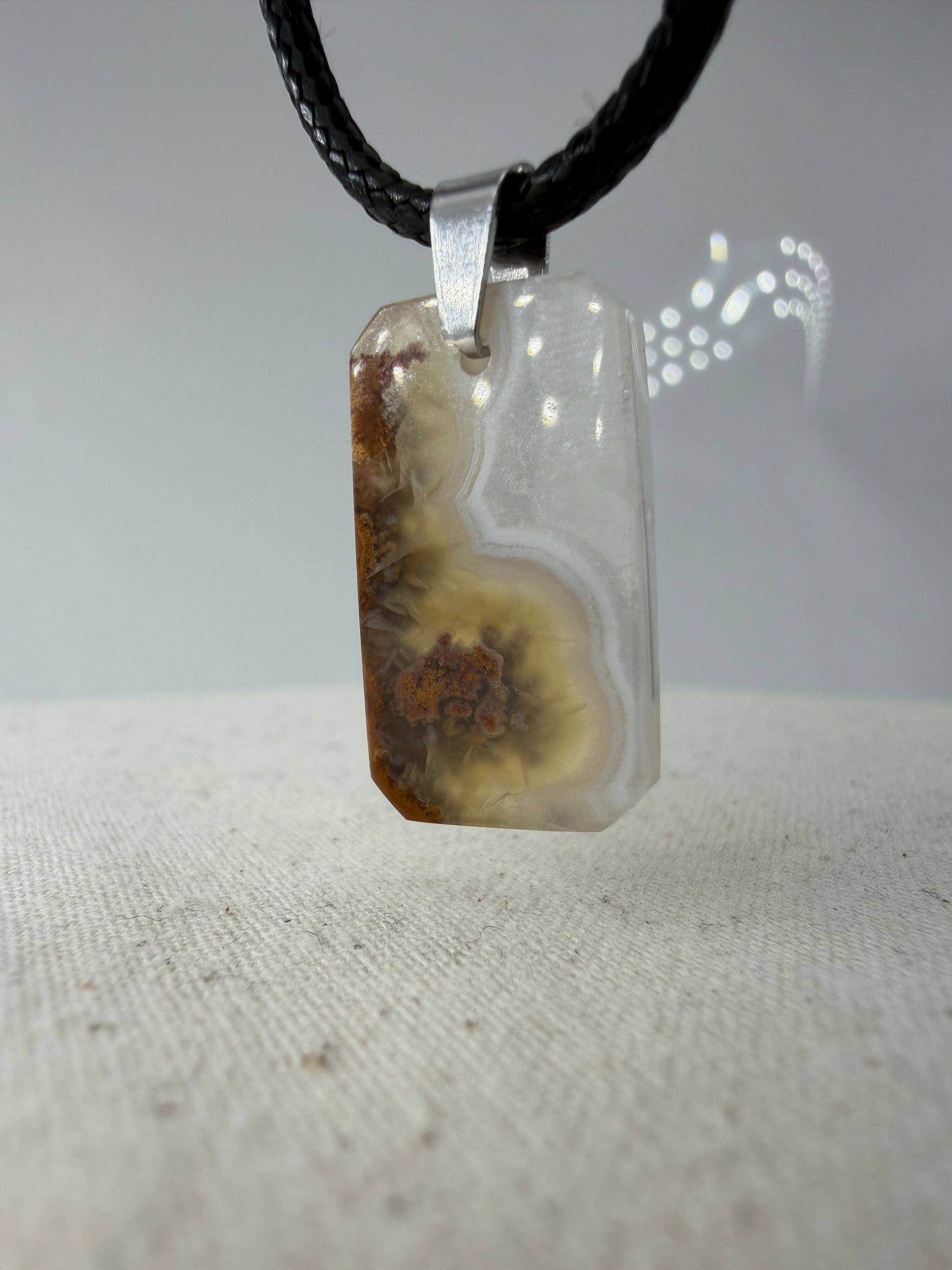 Moosachat Anhänger SP24 – Rückseite mit dendritischen Einschlüssen und durchgehender Achatbänderung in Beige- und Brauntönen, Edelstahlclip