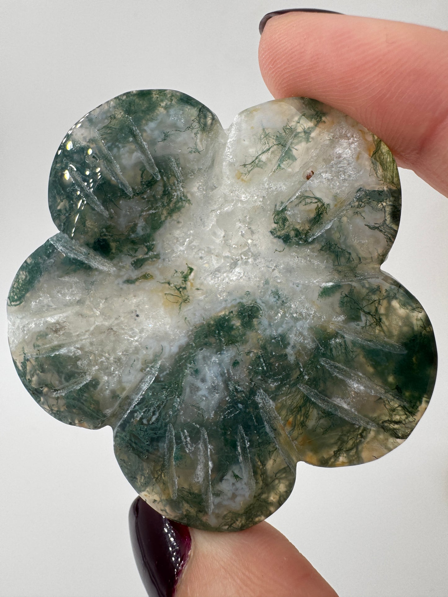 Fein gearbeitetes Blumen-Carving aus Moosachat mit charakteristischer grünlicher Dendritenzeichnung, Durchmesser ca. 5,4 cm, auch als Kugelständer nutzbar.
