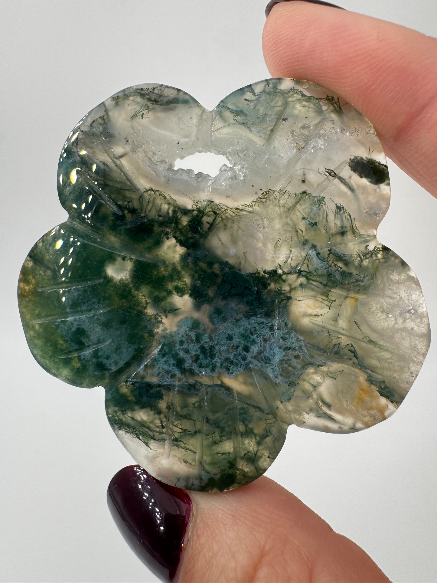 Fein gearbeitetes Blumen-Carving aus Moosachat mit charakteristischer grünlicher Dendritenzeichnung, Durchmesser ca. 5,4 cm, auch als Kugelständer nutzbar.