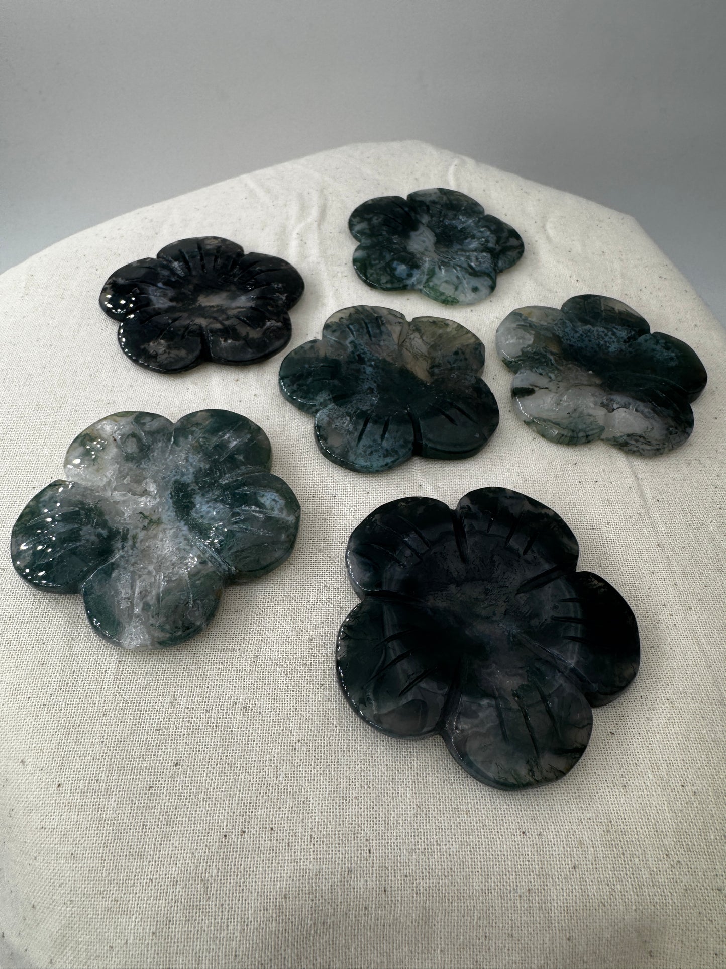 Fein gearbeitetes Blumen-Carving aus Moosachat mit charakteristischer grünlicher Dendritenzeichnung, Durchmesser ca. 5,4 cm, auch als Kugelständer nutzbar.