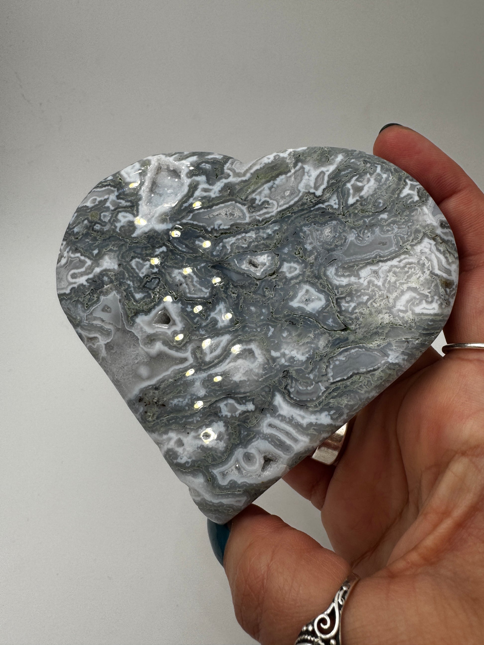 Handgeschliffenes Herz aus Moosachat MH39 mit dendritischen Einschlüssen.