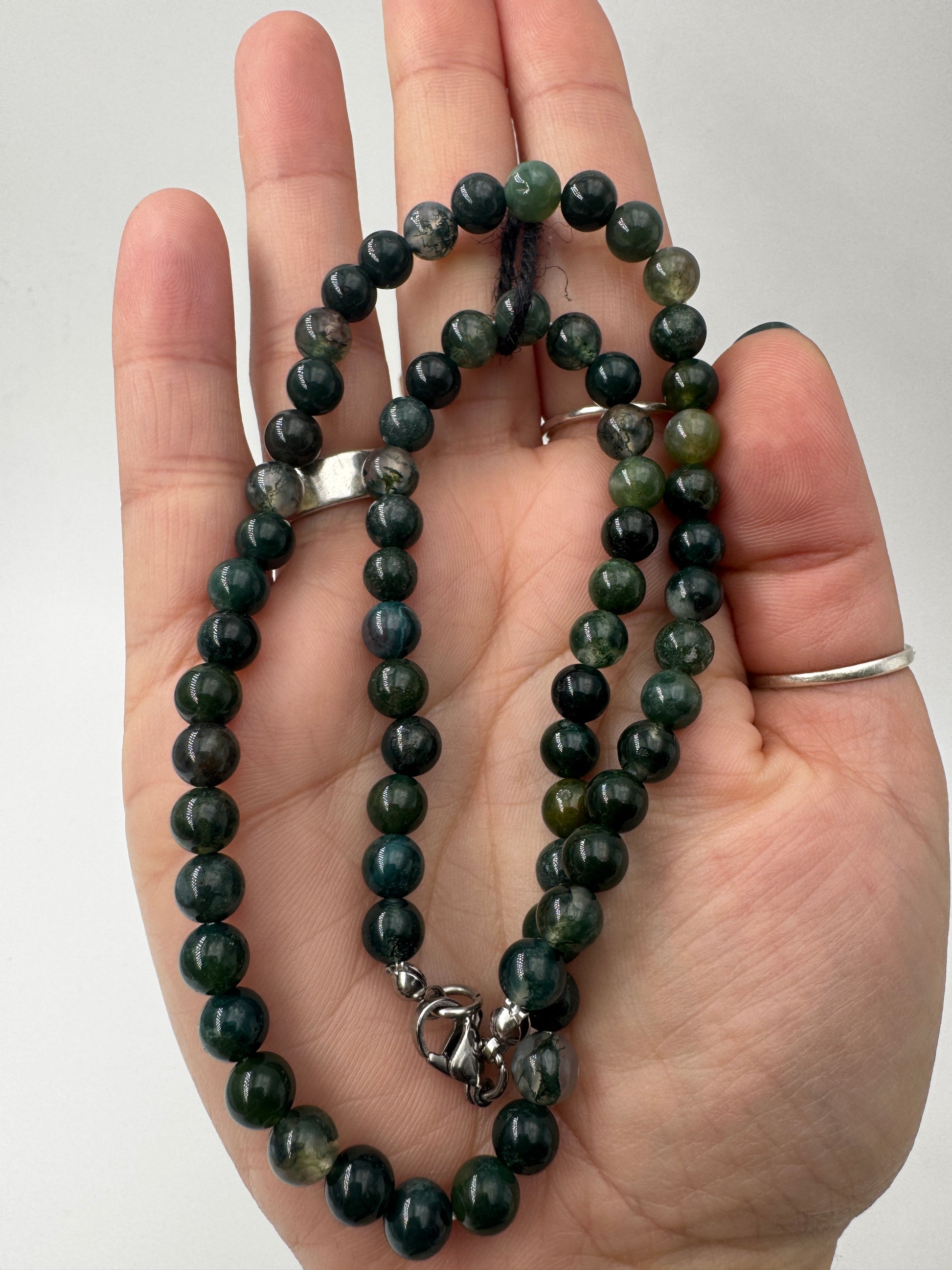 Kugelkette aus Moosachat-Chalcedon, 45 cm, mit dendritischem Grün-Weiß-Muster, Edelstahlverschluss.