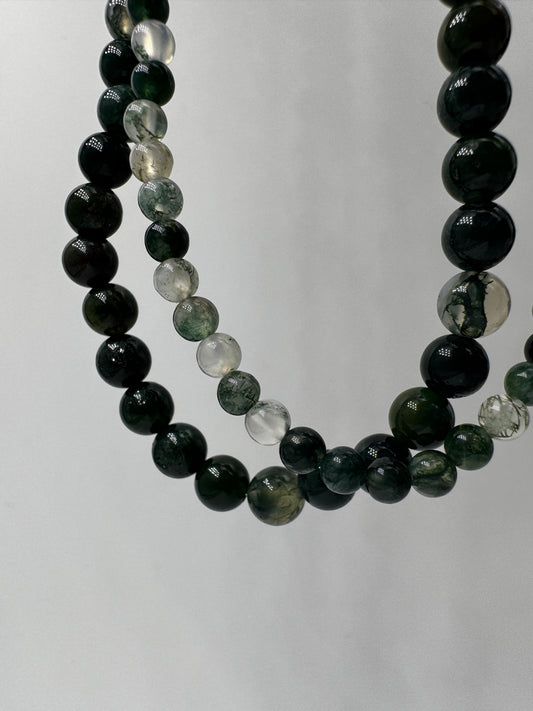 Kugelkette aus Moosachat-Chalcedon, 45 cm, mit dendritischem Grün-Weiß-Muster, Edelstahlverschluss.