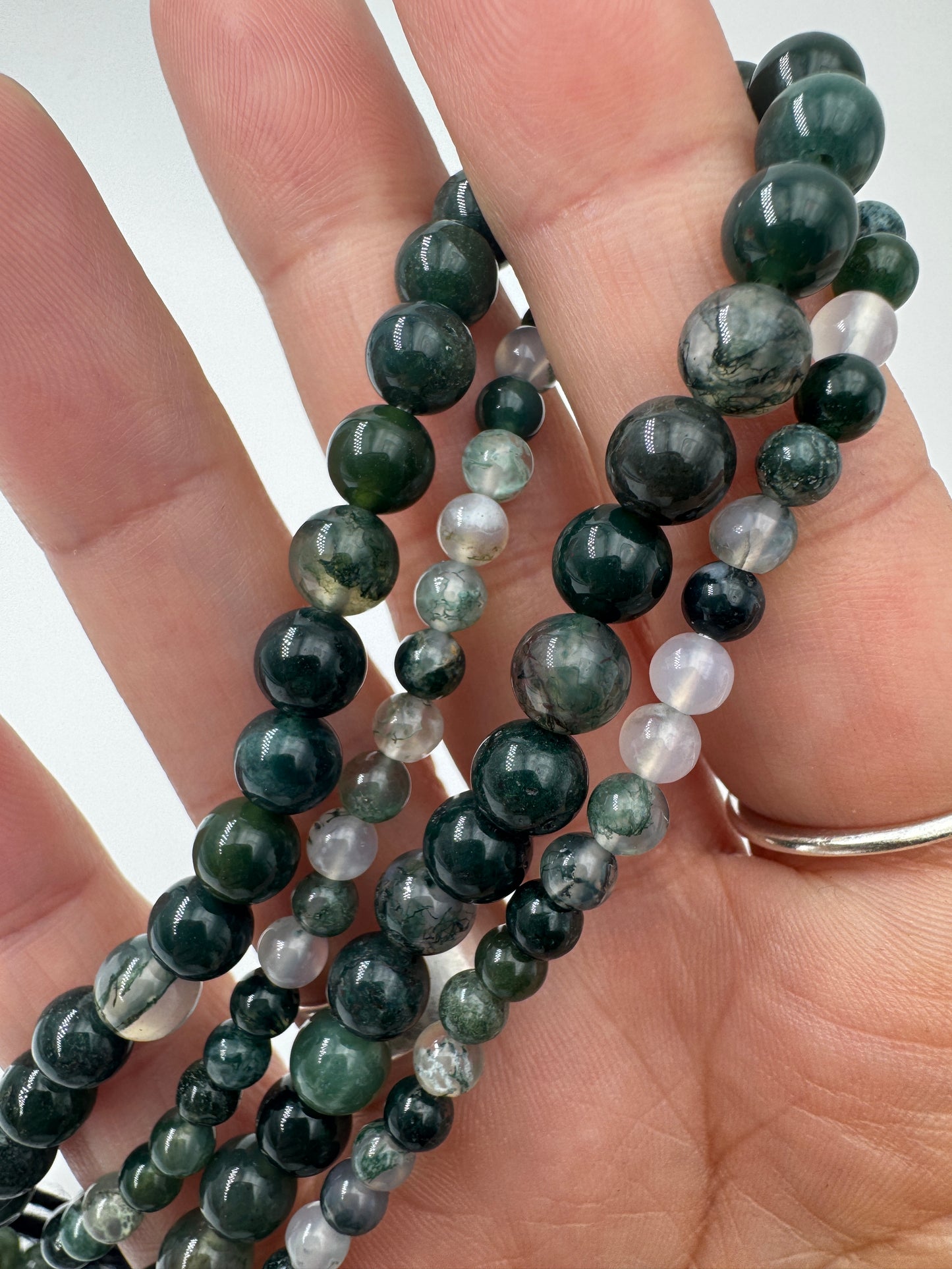 Kugelkette aus Moosachat-Chalcedon, 45 cm, mit dendritischem Grün-Weiß-Muster, Edelstahlverschluss.