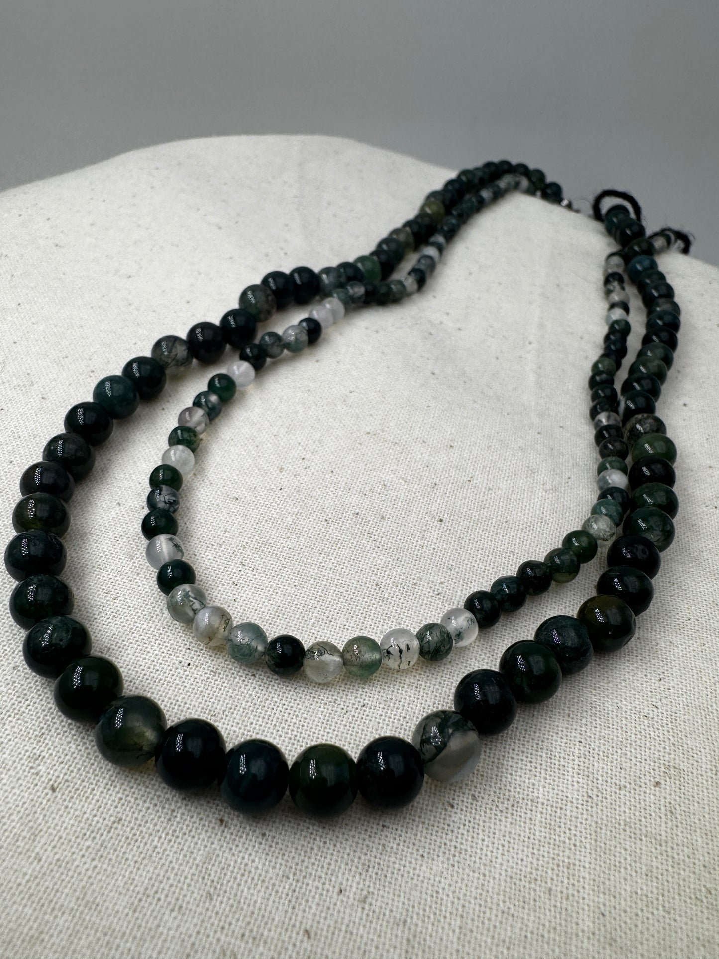 Kugelkette aus Moosachat-Chalcedon, 45 cm, mit dendritischem Grün-Weiß-Muster, Edelstahlverschluss.