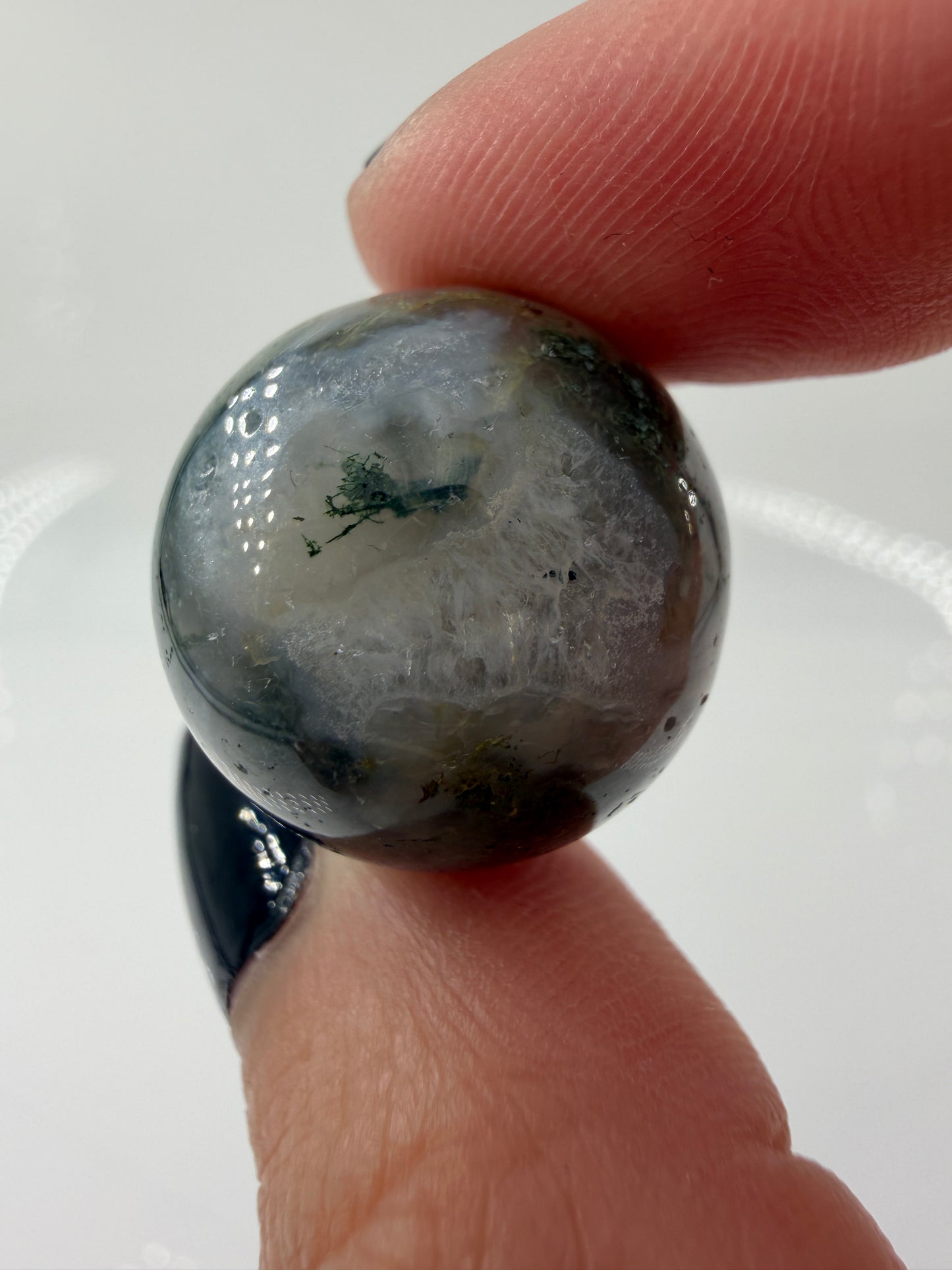 Minikugel aus Moosachat mit tiefgrünen, moosartigen Strukturen in einer milchig-weißen Matrix.