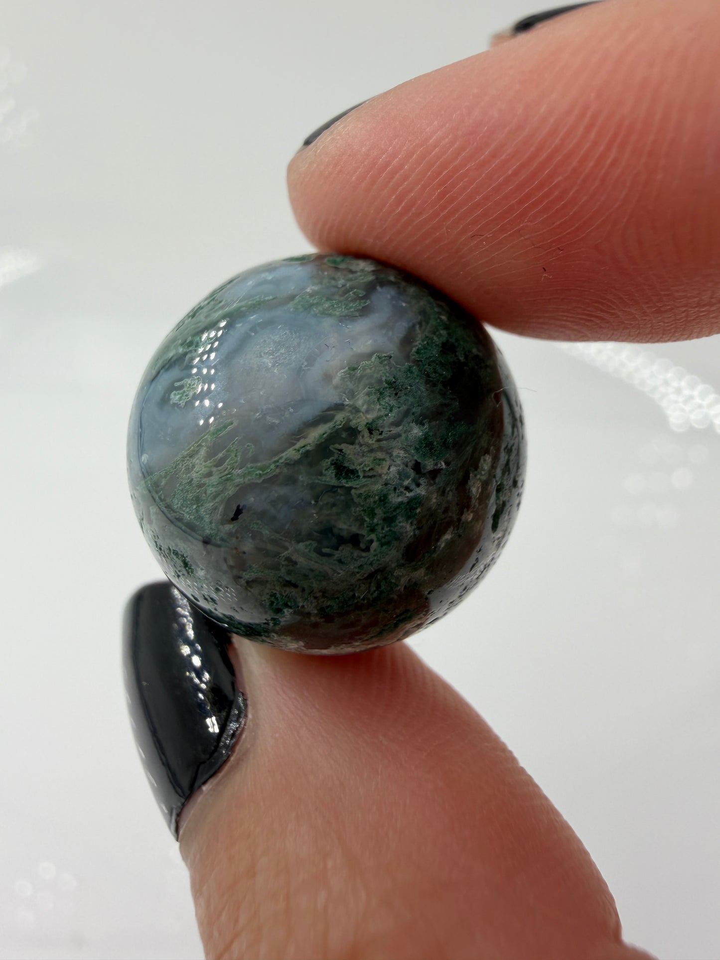 Minikugel aus Moosachat mit tiefgrünen, moosartigen Strukturen in einer milchig-weißen Matrix.
