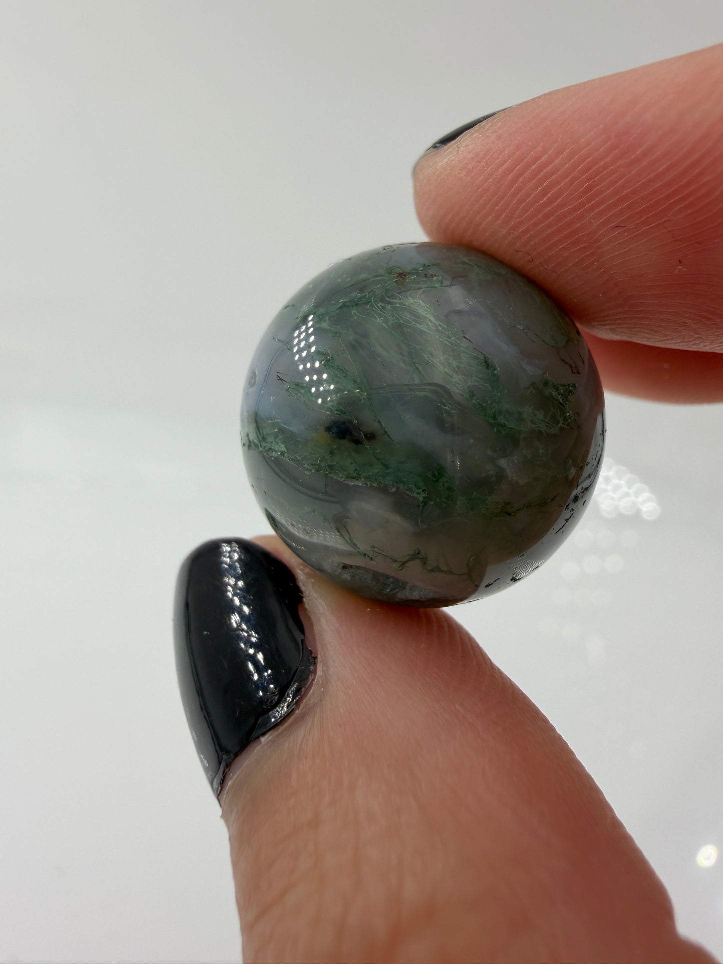 Minikugel aus Moosachat mit tiefgrünen, moosartigen Strukturen in einer milchig-weißen Matrix.