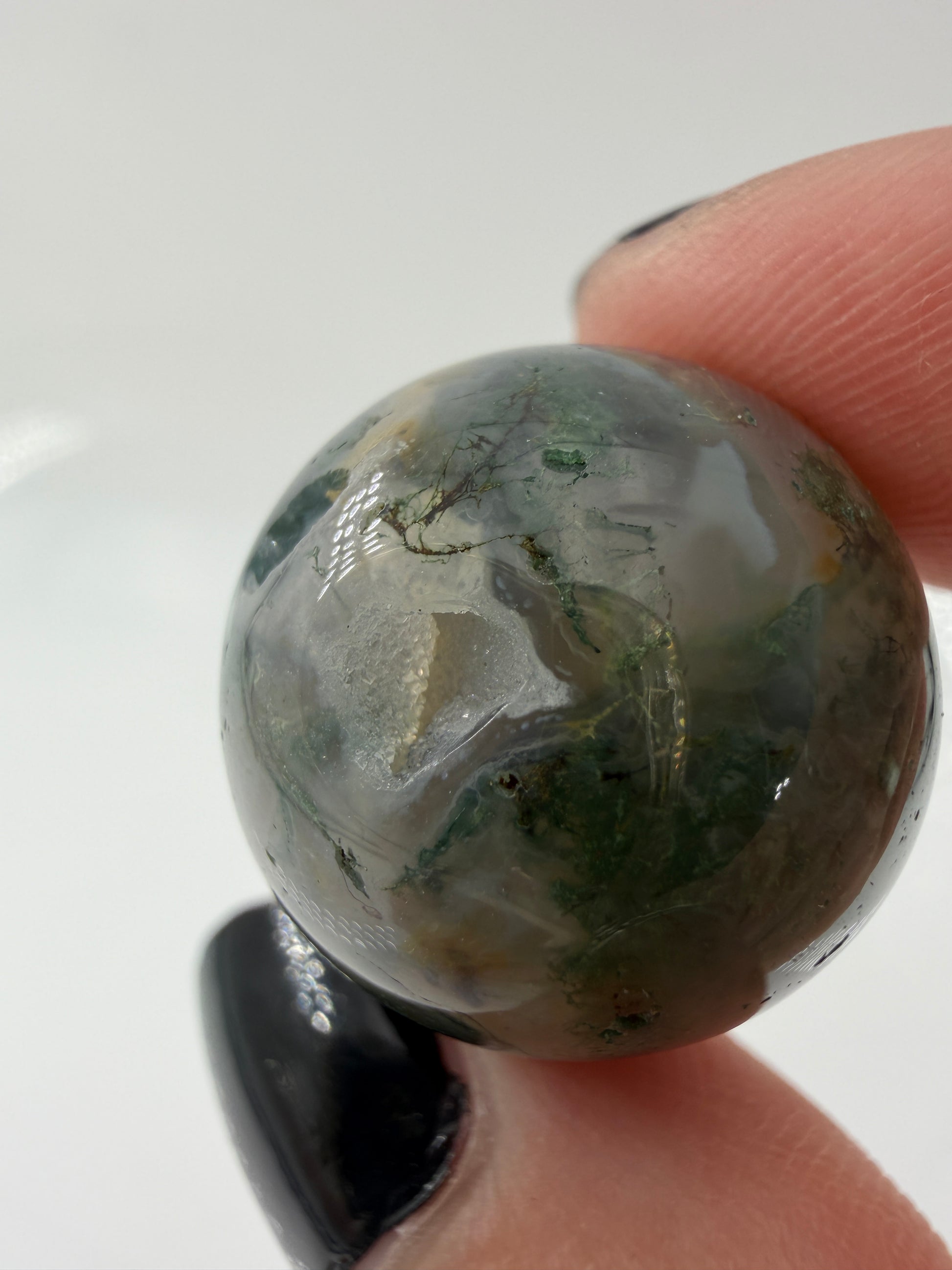 Minikugel aus Moosachat mit tiefgrünen, moosartigen Strukturen in einer milchig-weißen Matrix.