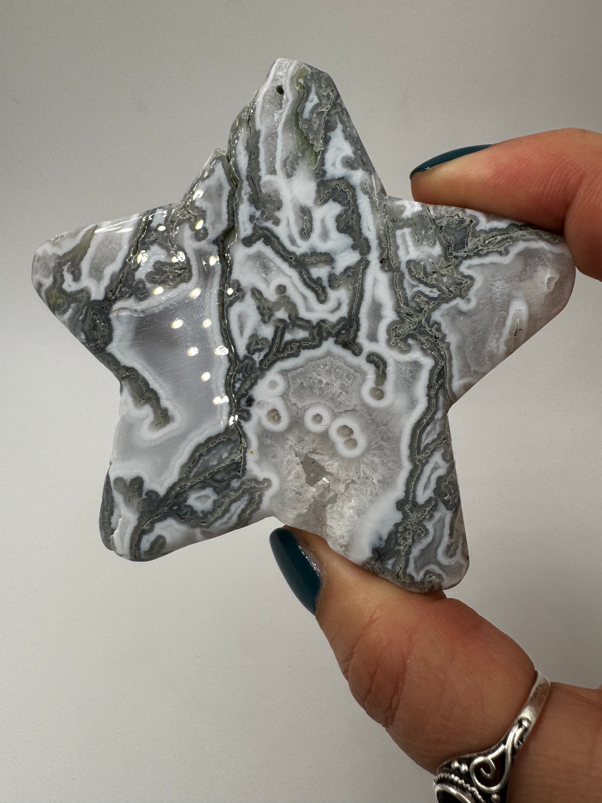 Handgeschliffener Stern aus Moosachat MS20 mit dendritischen Einschlüssen.