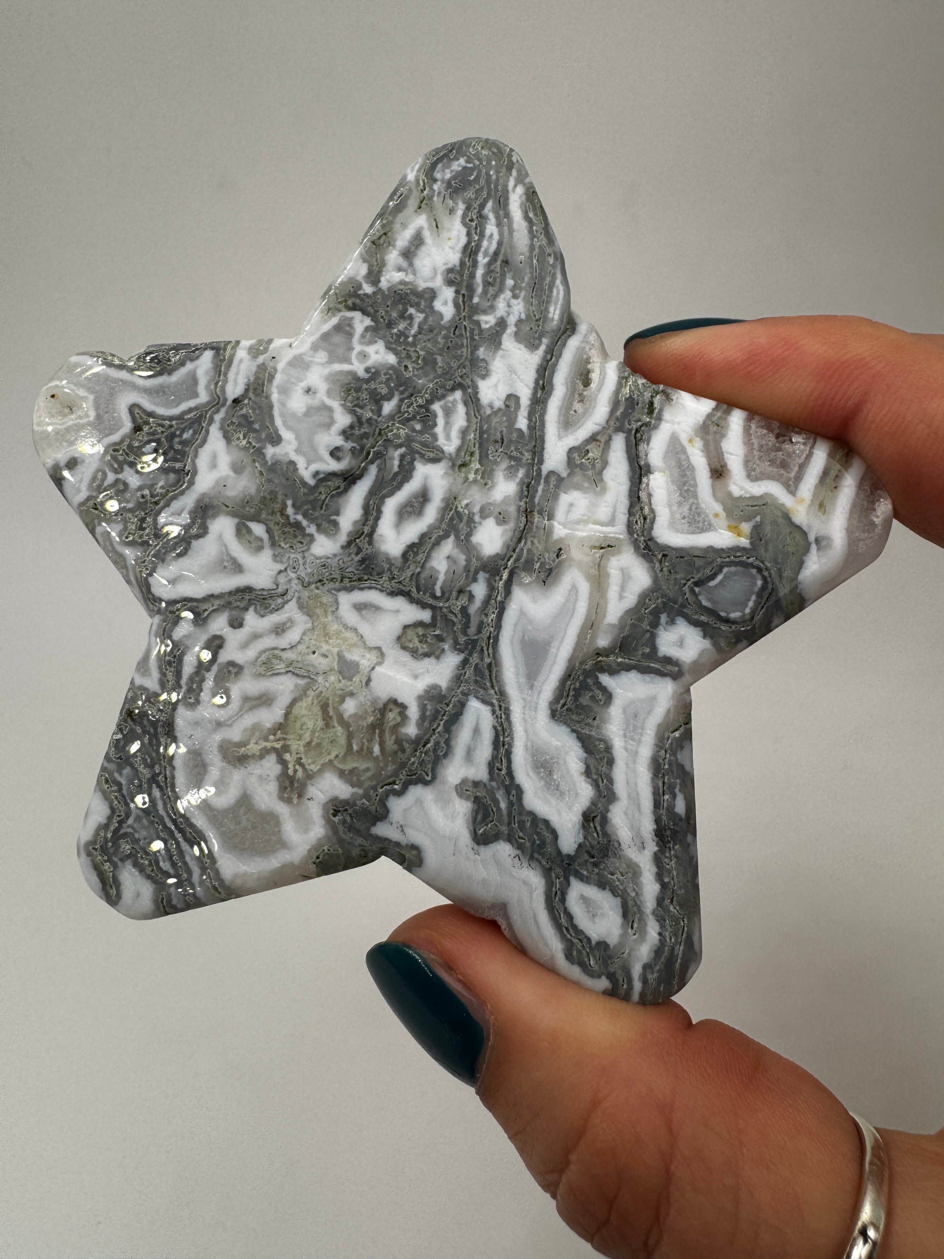 Handgeschliffener Stern aus Moosachat MS20 mit dendritischen Einschlüssen.