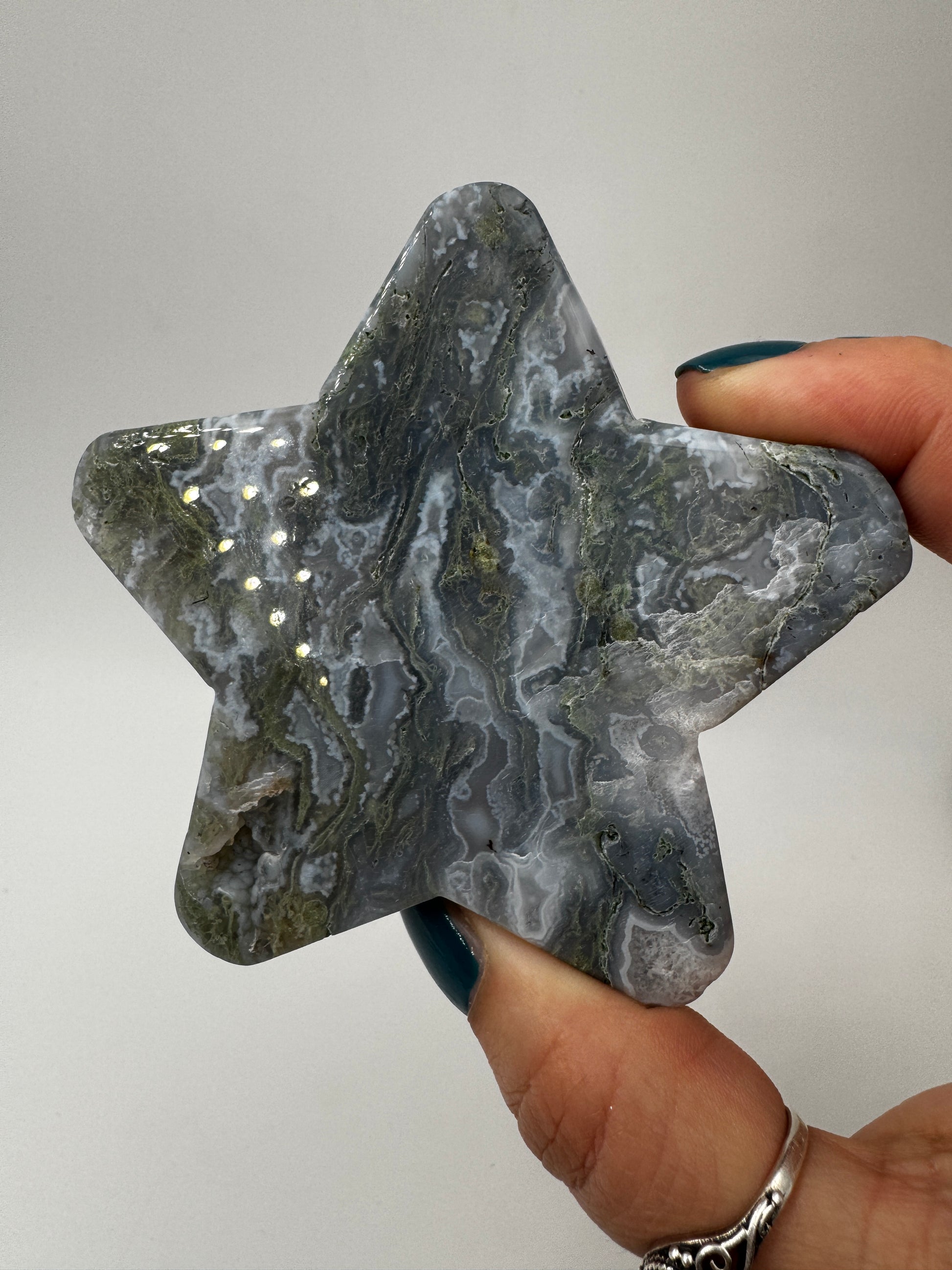 Handgeschliffener Stern aus Moosachat MS23 mit dendritischen Einschlüssen.
