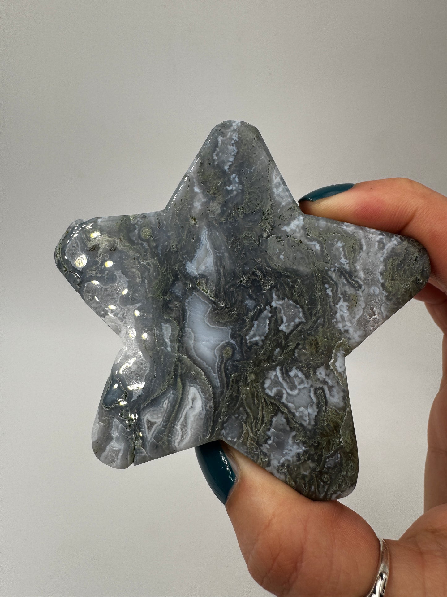 Handgeschliffener Stern aus Moosachat MS23 mit dendritischen Einschlüssen.