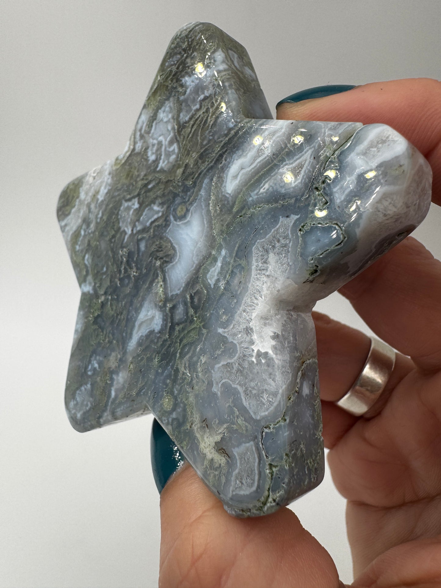 Handgeschliffener Stern aus Moosachat MS23 mit dendritischen Einschlüssen.