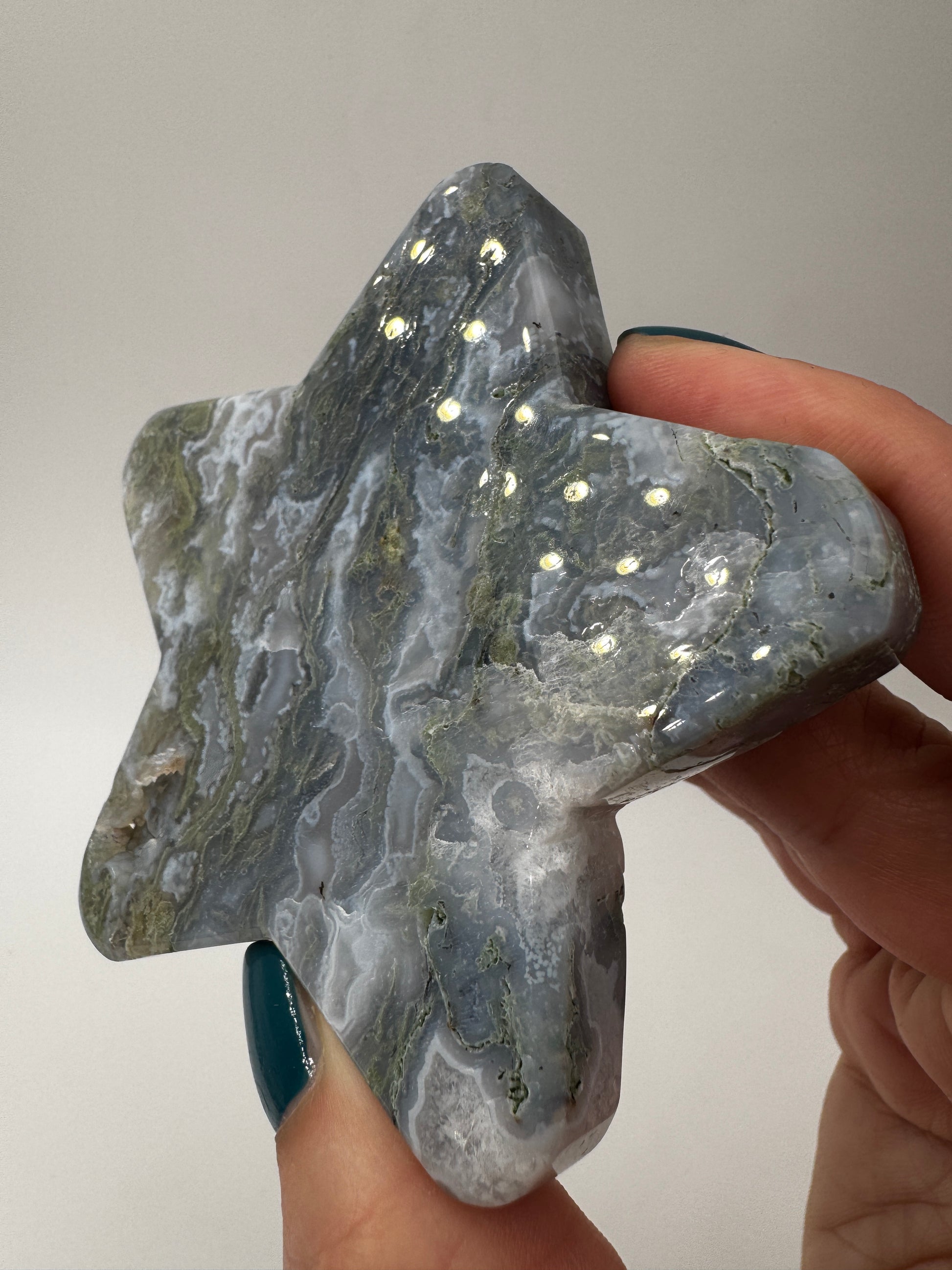 Handgeschliffener Stern aus Moosachat MS23 mit dendritischen Einschlüssen.
