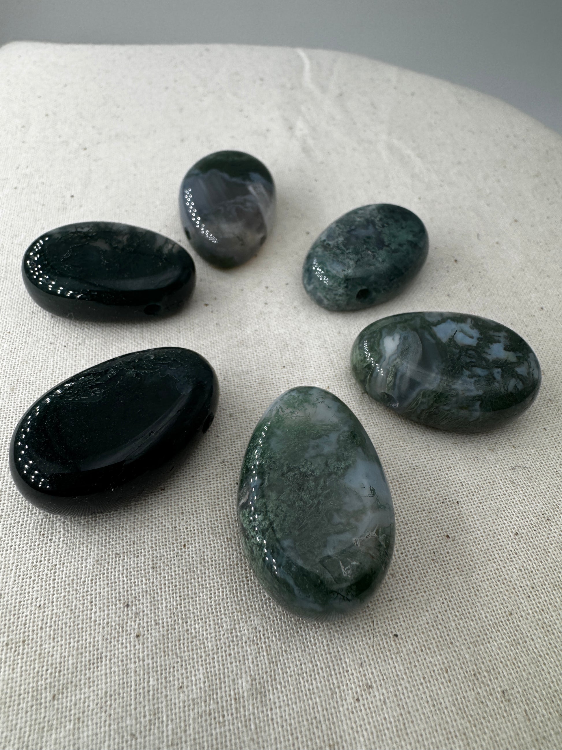 Moosachat Tropfen Anhänger, 3 cm, gebohrt, mit charakteristischen dendritischen Chlorit-Einschlüssen im transluzenten Chalcedon.