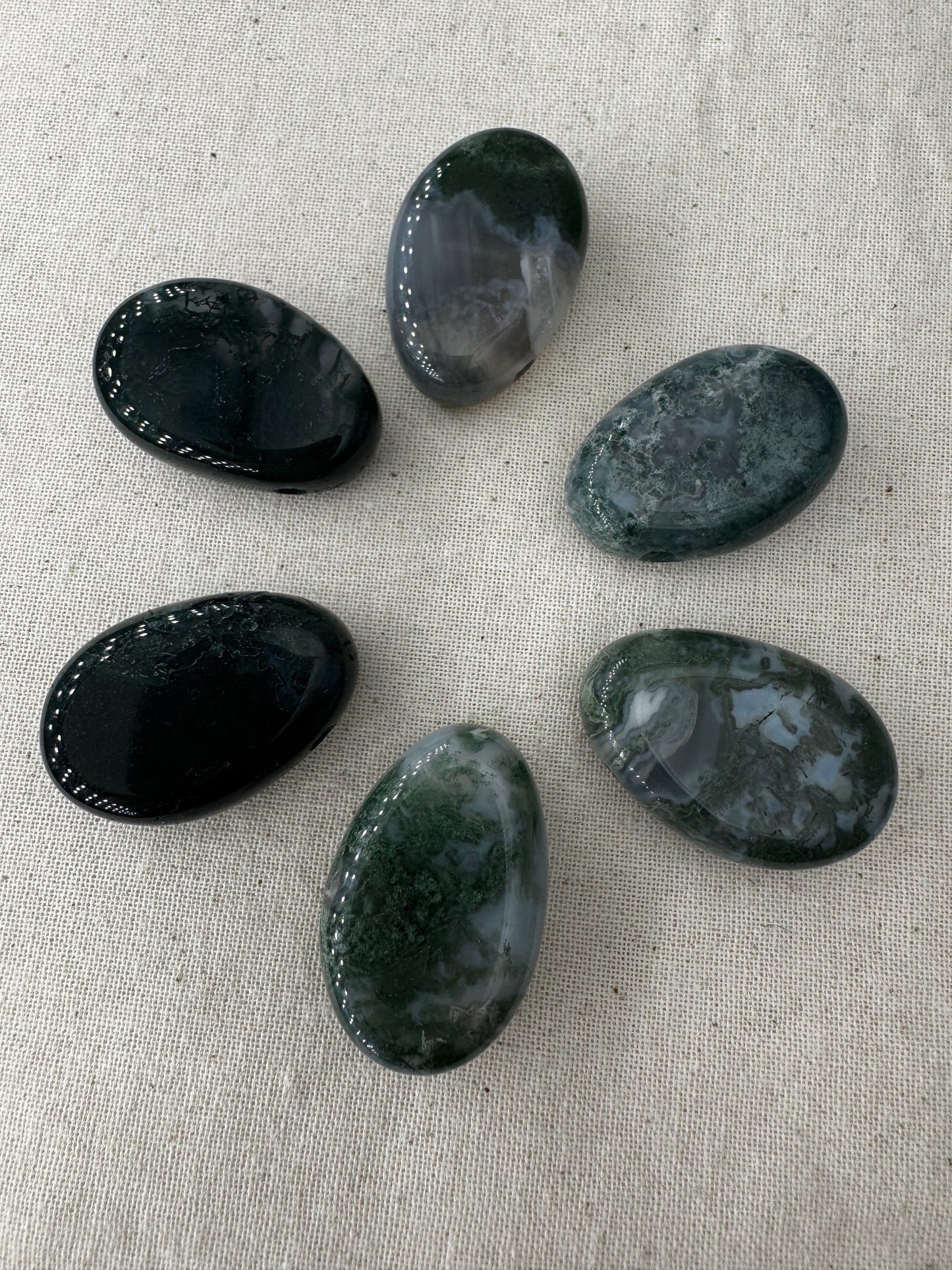 Moosachat Tropfen Anhänger, 3 cm, gebohrt, mit charakteristischen dendritischen Chlorit-Einschlüssen im transluzenten Chalcedon.
