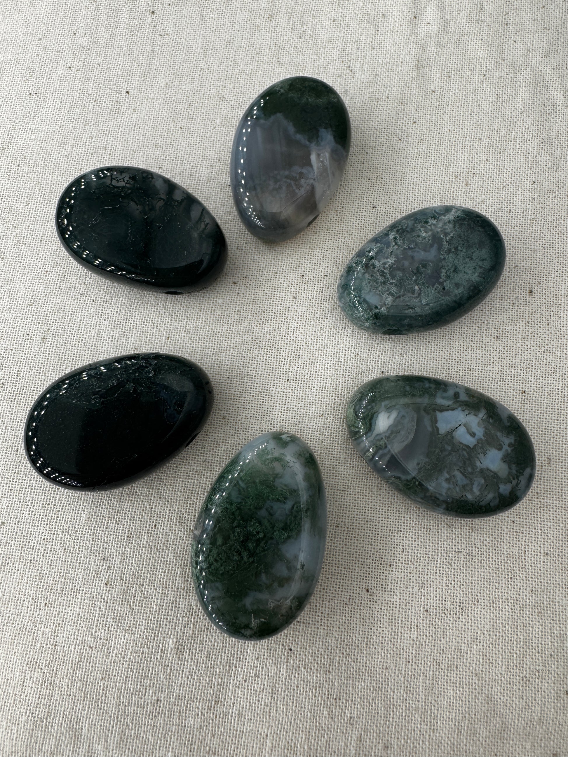 Moosachat Tropfen Anhänger, 3 cm, gebohrt, mit charakteristischen dendritischen Chlorit-Einschlüssen im transluzenten Chalcedon.