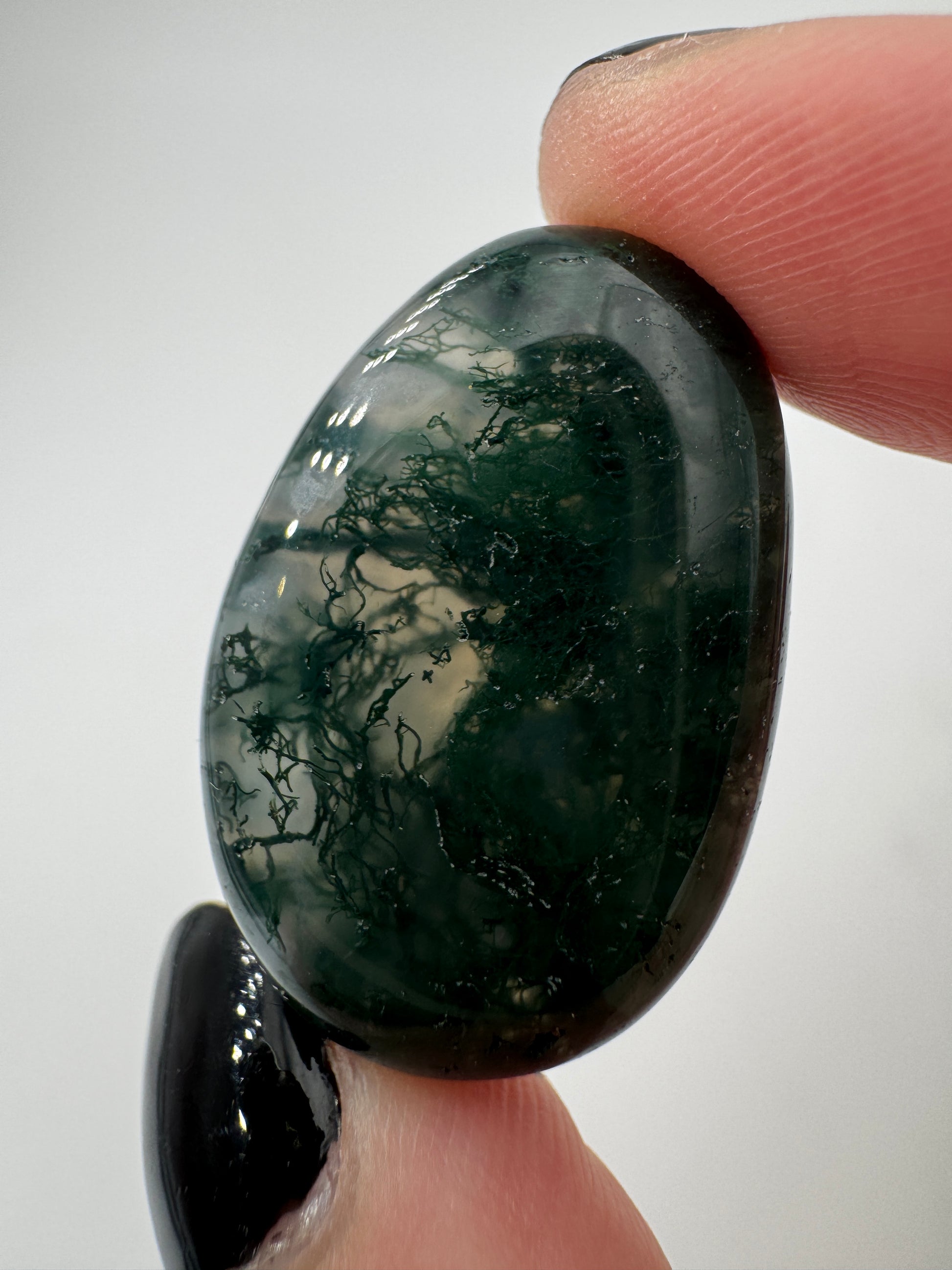 Moosachat Tropfen Anhänger, 3 cm, gebohrt, mit charakteristischen dendritischen Chlorit-Einschlüssen im transluzenten Chalcedon.