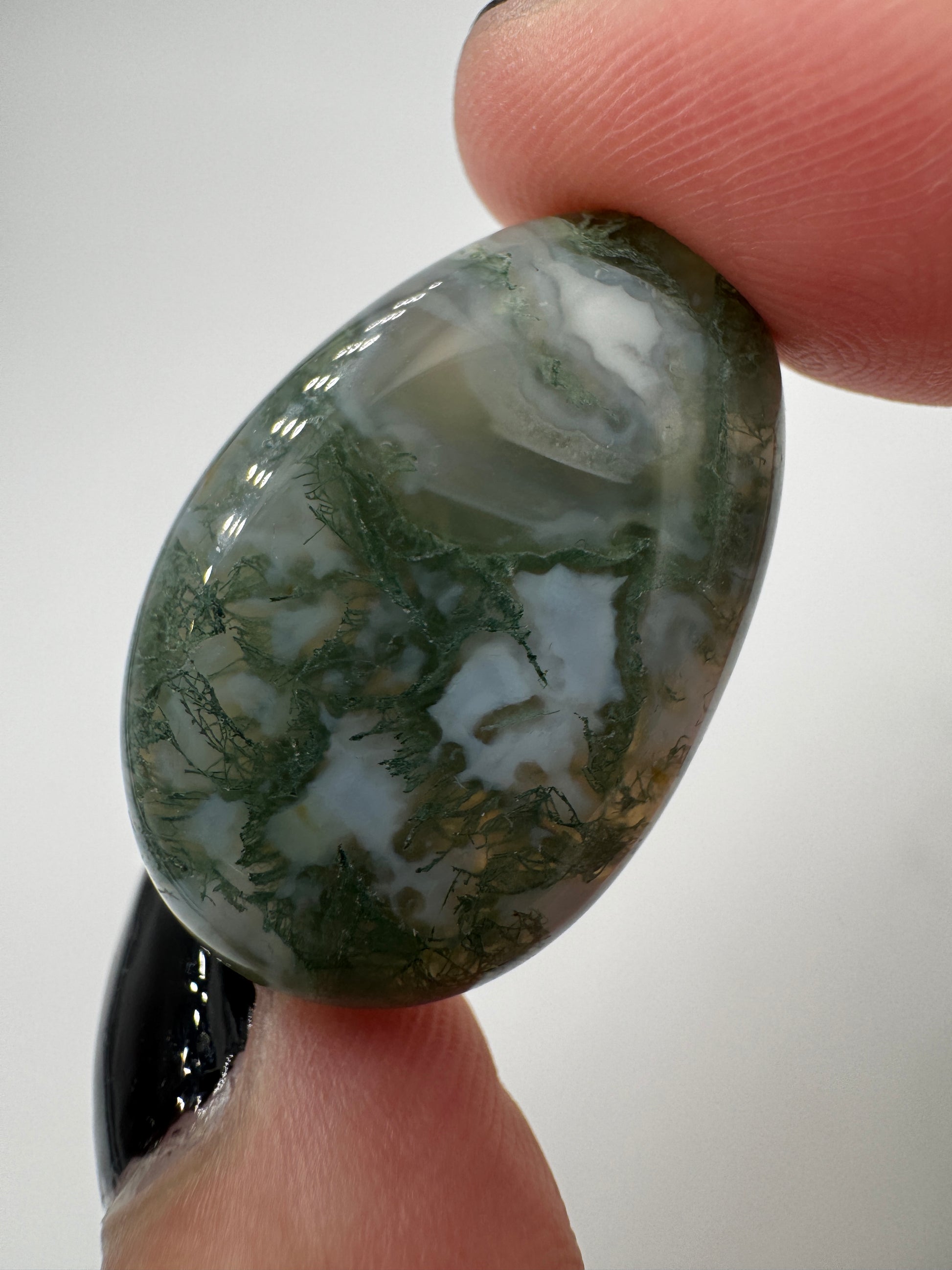 Moosachat Tropfen Anhänger, 3 cm, gebohrt, mit charakteristischen dendritischen Chlorit-Einschlüssen im transluzenten Chalcedon.