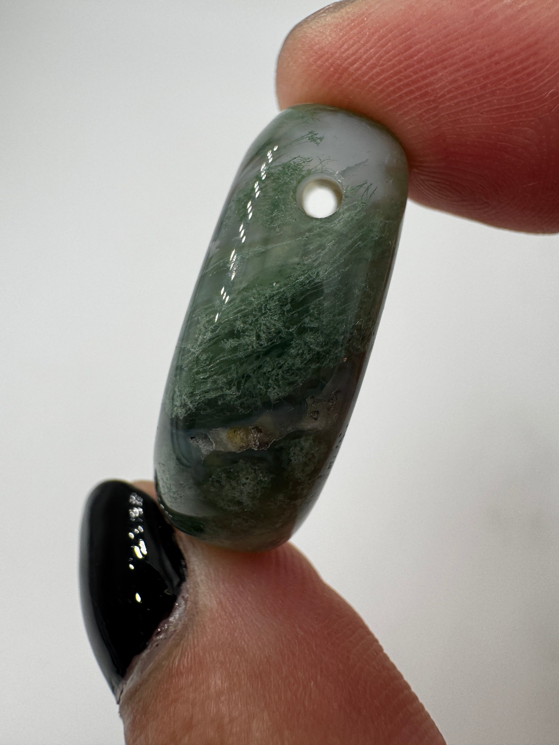 Moosachat Tropfen Anhänger, 3 cm, gebohrt, mit charakteristischen dendritischen Chlorit-Einschlüssen im transluzenten Chalcedon.