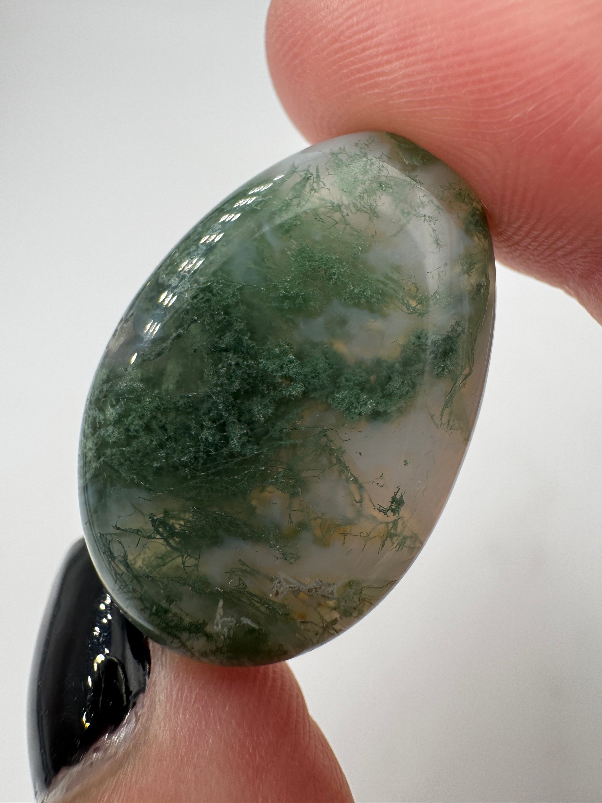 Moosachat Tropfen Anhänger, 3 cm, gebohrt, mit charakteristischen dendritischen Chlorit-Einschlüssen im transluzenten Chalcedon.