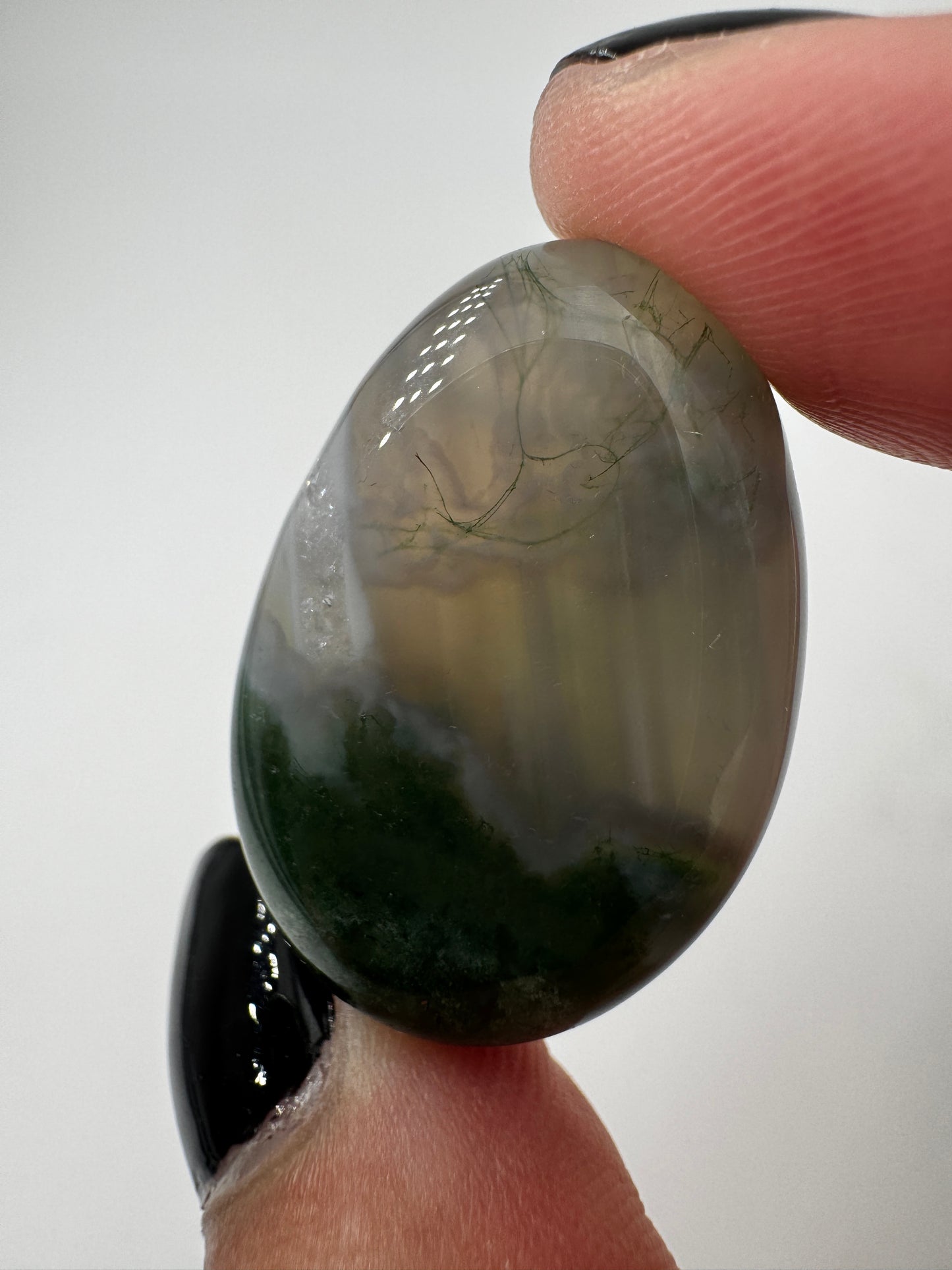 Moosachat Tropfen Anhänger, 3 cm, gebohrt, mit charakteristischen dendritischen Chlorit-Einschlüssen im transluzenten Chalcedon.