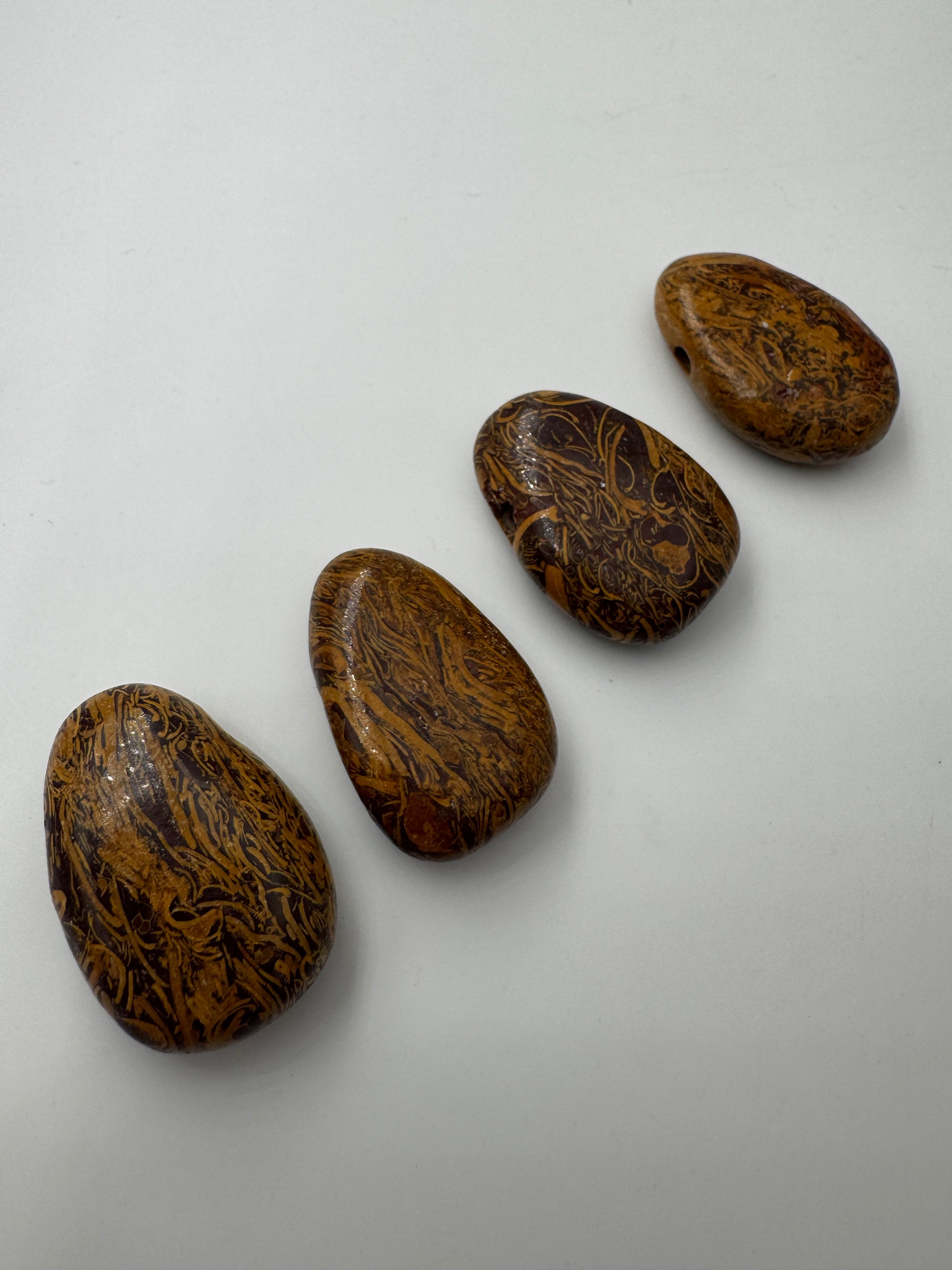 Muschelkalk-Anhänger (Schlangenjaspis), 3,2 cm, tropfenförmig & gebohrt – polierter Kalkstein mit charakteristischem Muster aus fossilen Mikroorganismen-Einschlüssen aus dem Trias.