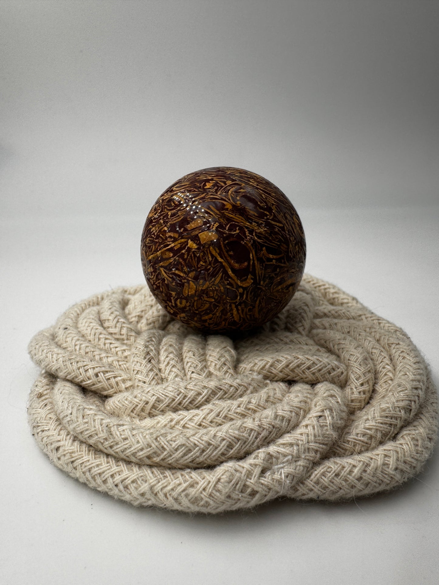 Muschelkalk Kugel KK22 – polierte Kugel aus Muschelkalk (Schlangenjaspis) mit fossilen Schaleneinschlüssen.