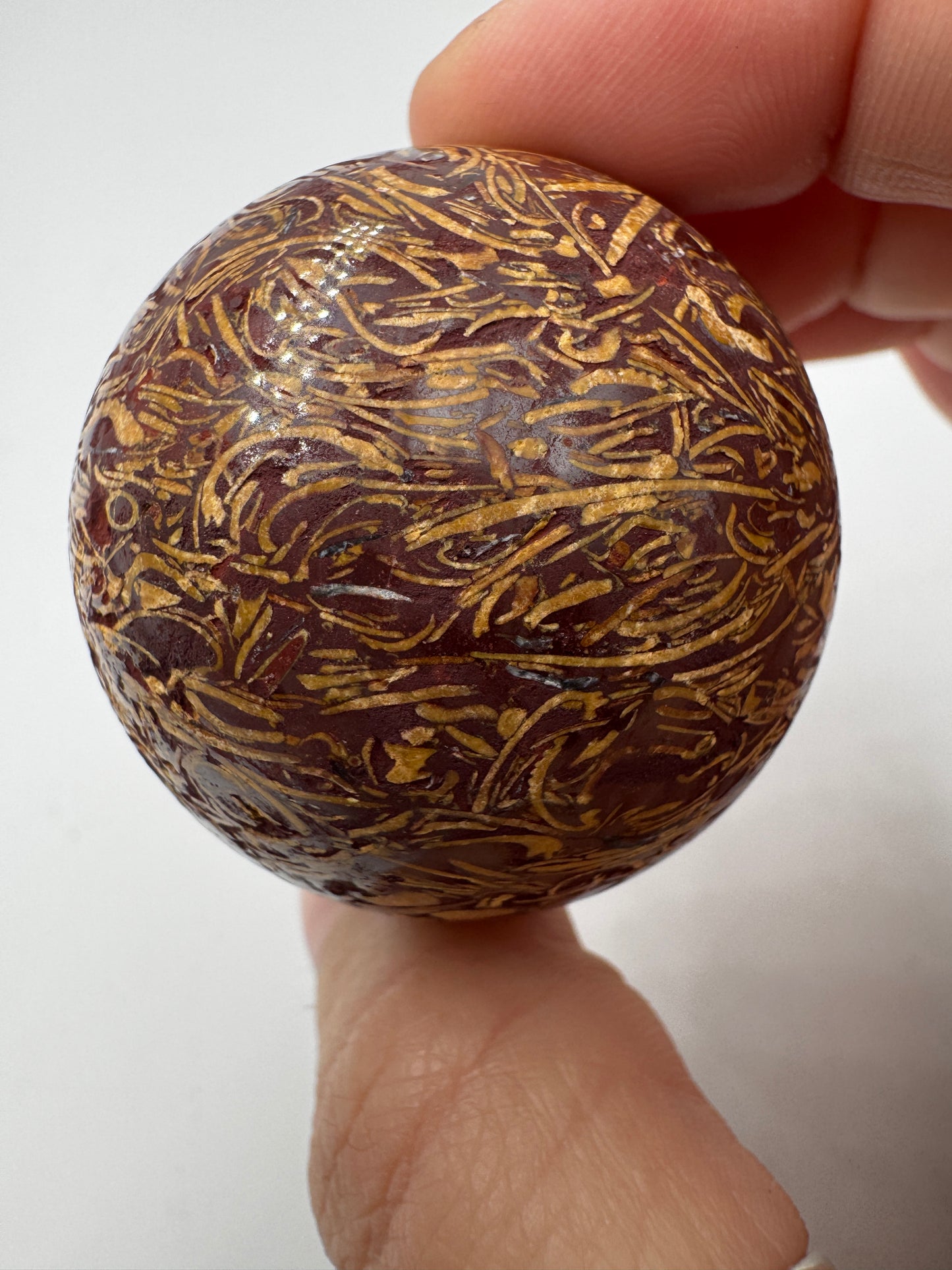 Muschelkalk Kugel KK22 – polierte Kugel aus Muschelkalk (Schlangenjaspis) mit fossilen Schaleneinschlüssen.