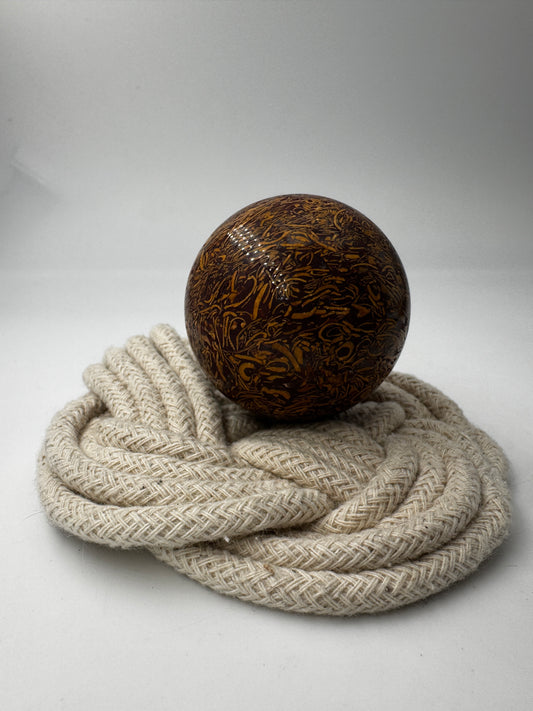 Muschelkalk Kugel KK30 – polierte Kugel aus Muschelkalk (Schlangenjaspis) mit fossilen Schaleneinschlüssen.